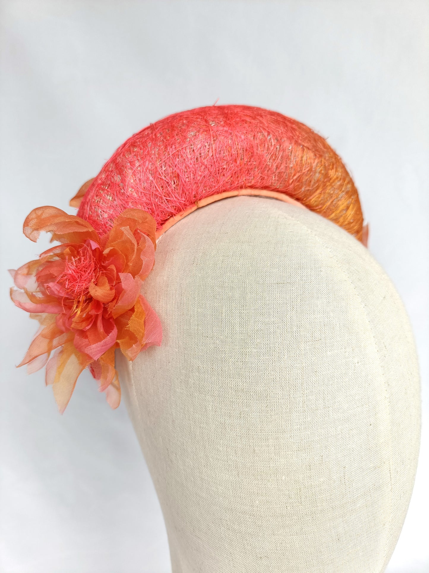 Tocado rosa y naranja para boda, diadema grande con flor naranja para invitada, tocado llamativo con flor para fiesta.