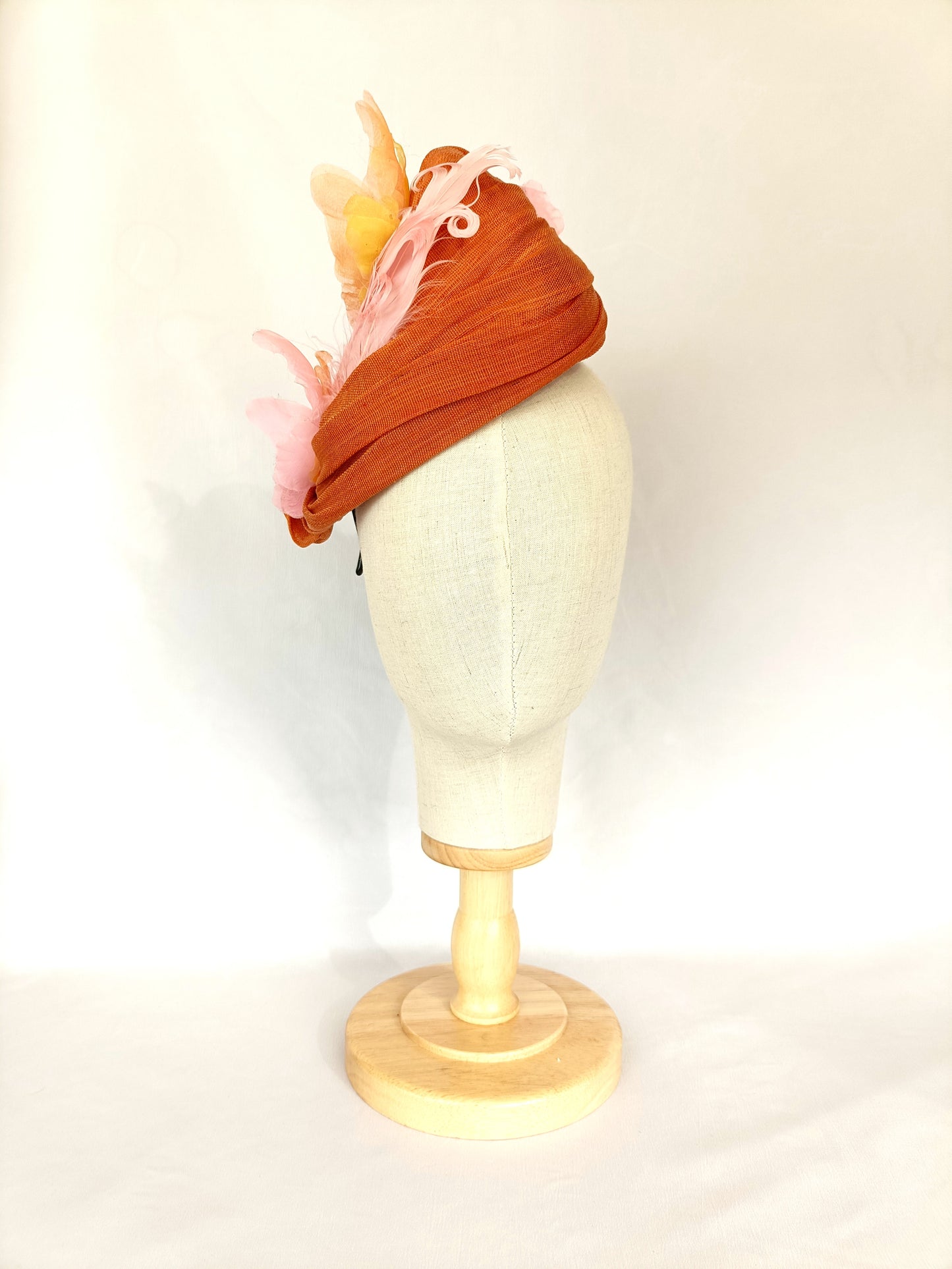 Tocado naranja con mariposas, tocado para invitada de boda con mariposas rosas y naranjas, mini sombrero melocotón para fiesta con mariposas.