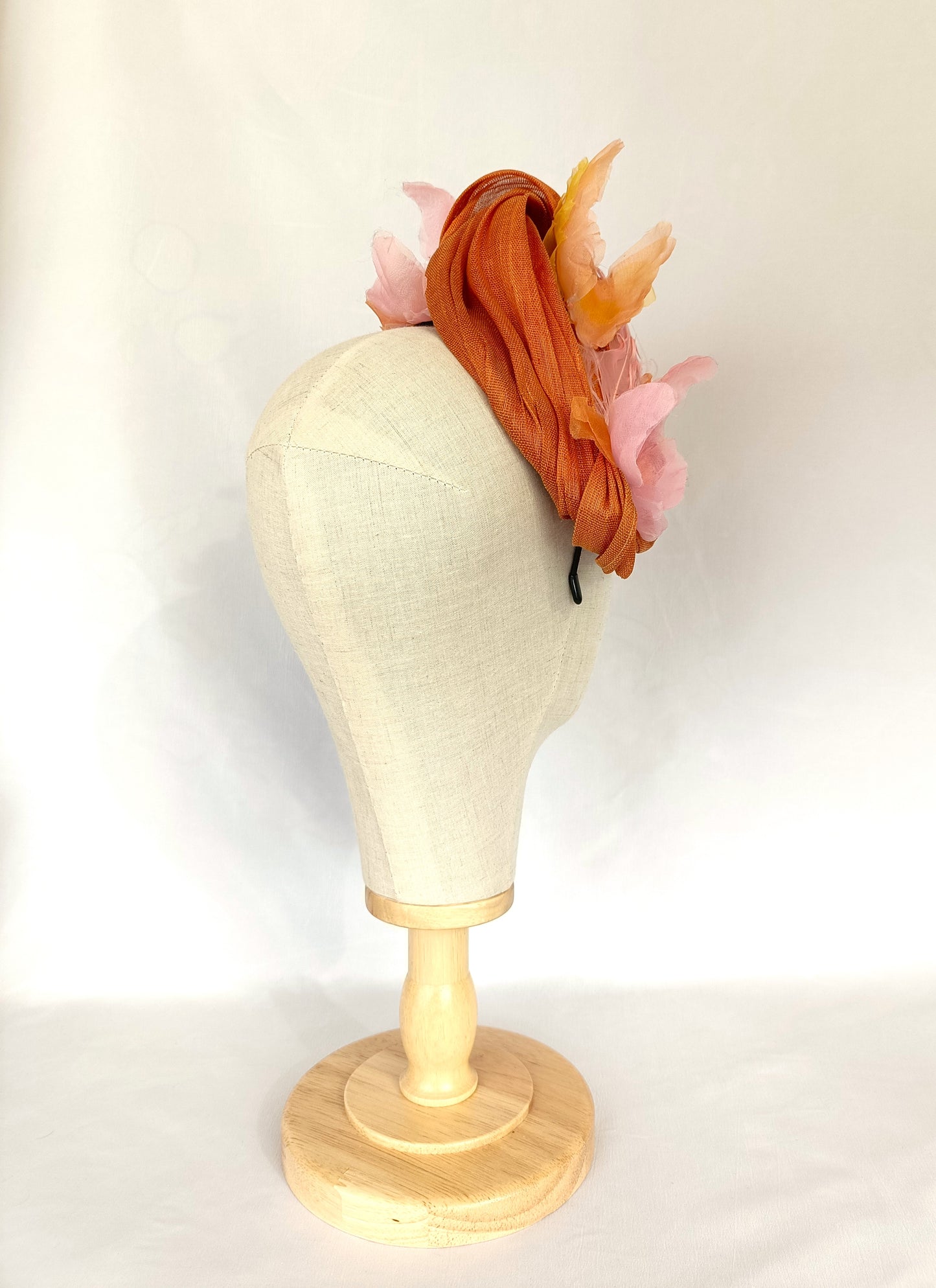 Tocado naranja con mariposas, tocado para invitada de boda con mariposas rosas y naranjas, mini sombrero melocotón para fiesta con mariposas.