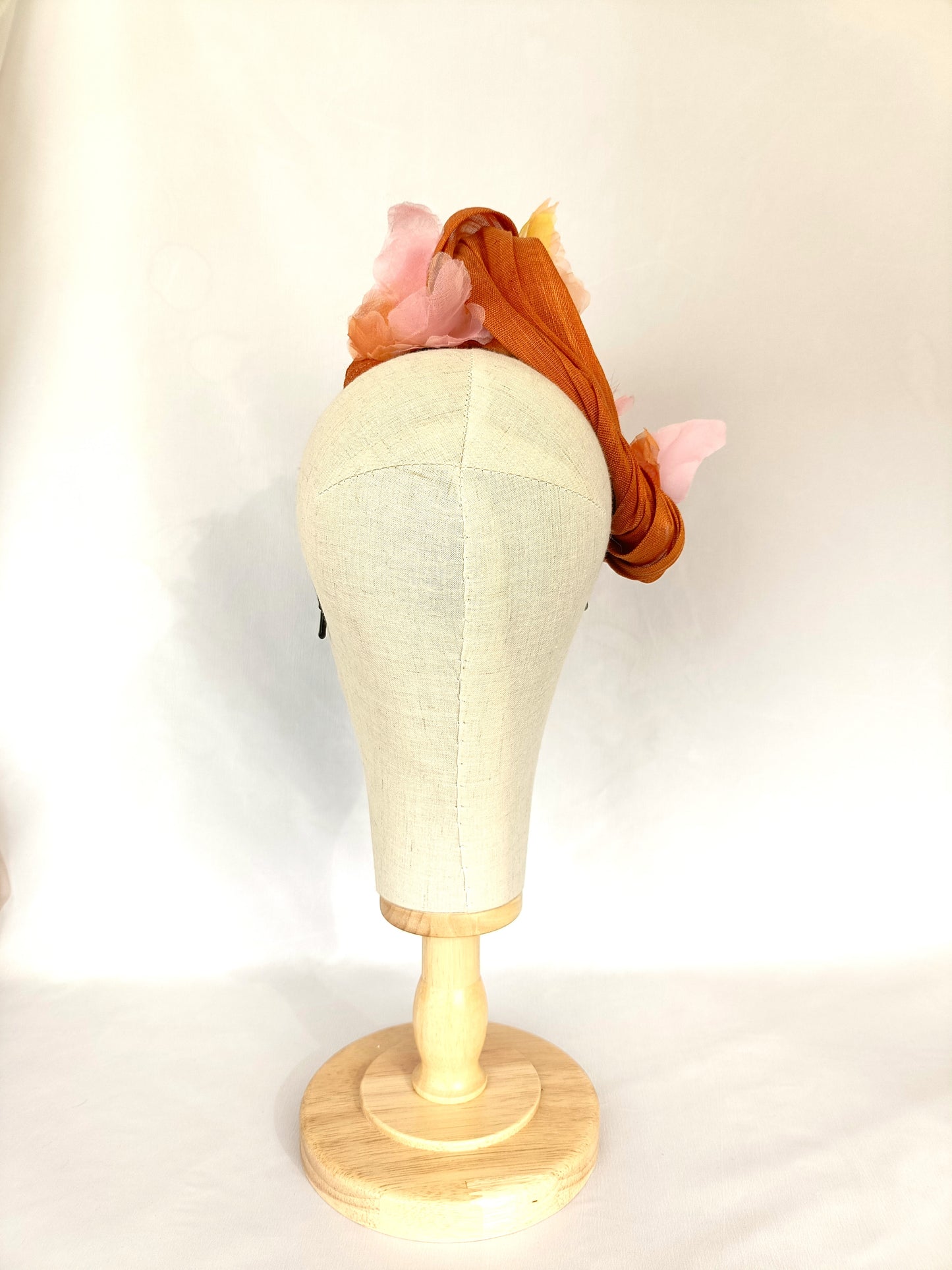 Tocado naranja con mariposas, tocado para invitada de boda con mariposas rosas y naranjas, mini sombrero melocotón para fiesta con mariposas.