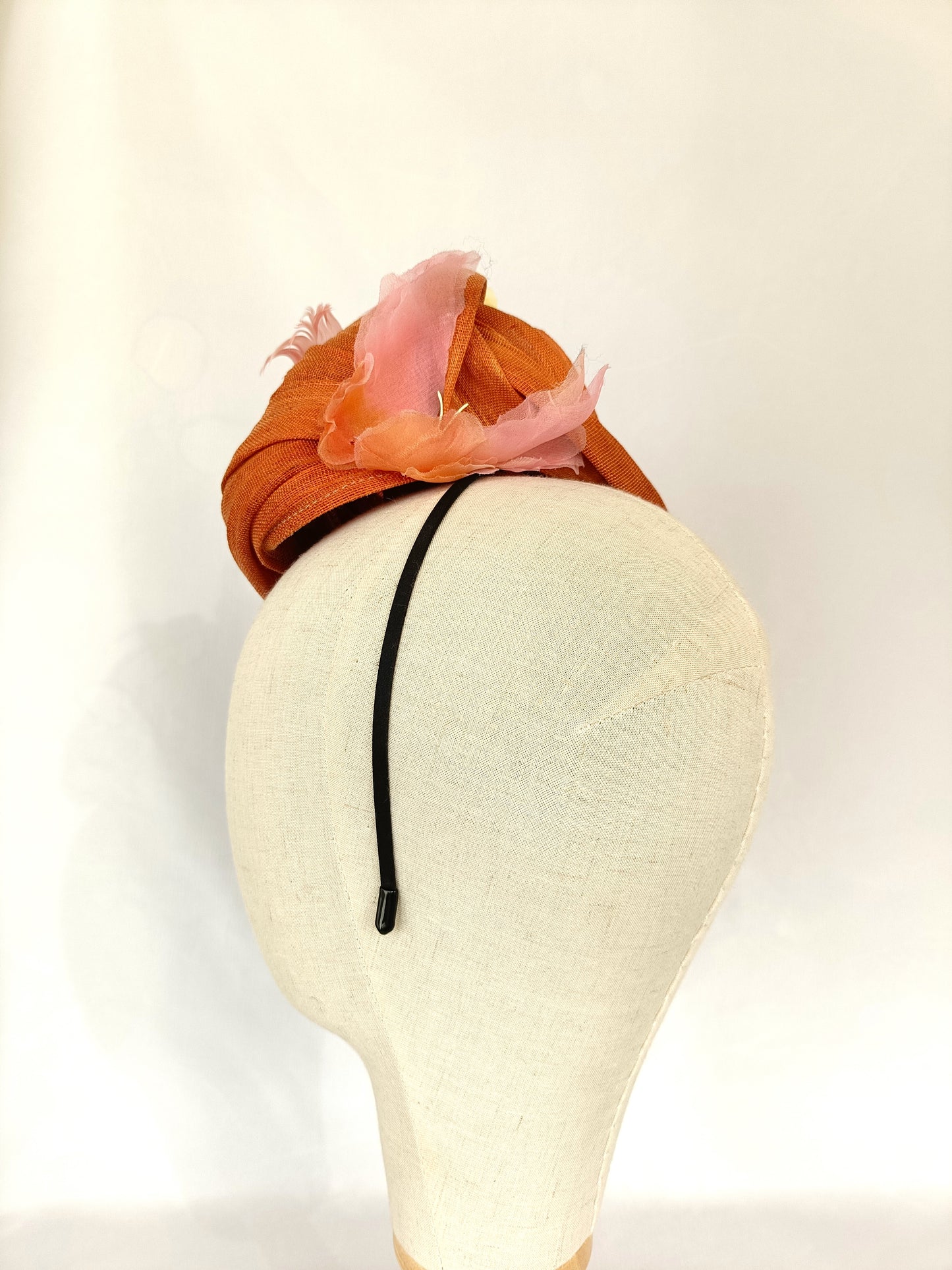 Tocado naranja con mariposas, tocado para invitada de boda con mariposas rosas y naranjas, mini sombrero melocotón para fiesta con mariposas.