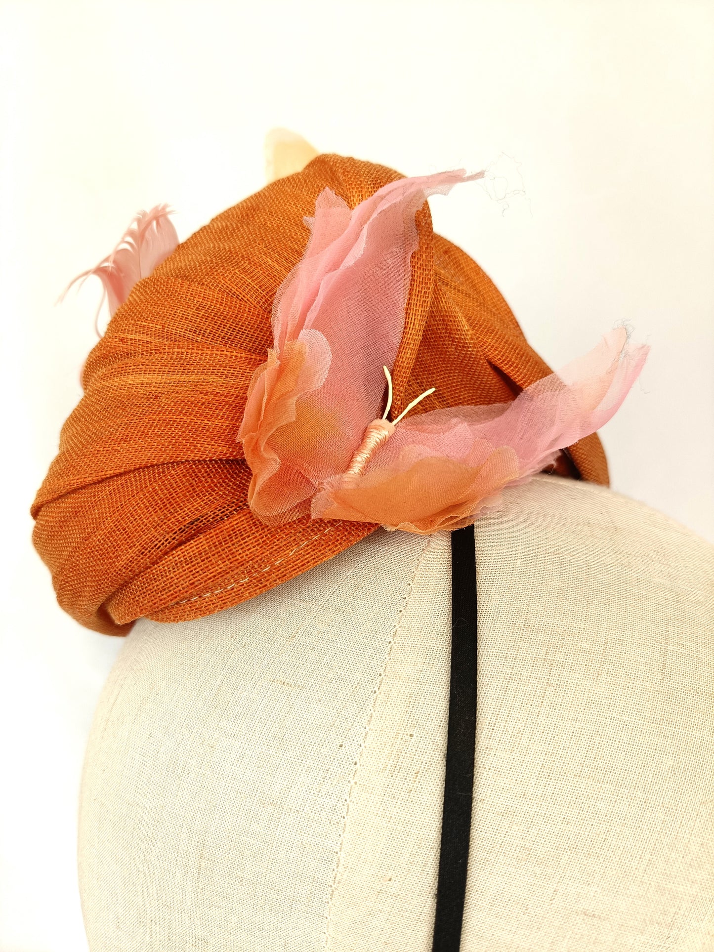 Tocado naranja con mariposas, tocado para invitada de boda con mariposas rosas y naranjas, mini sombrero melocotón para fiesta con mariposas.