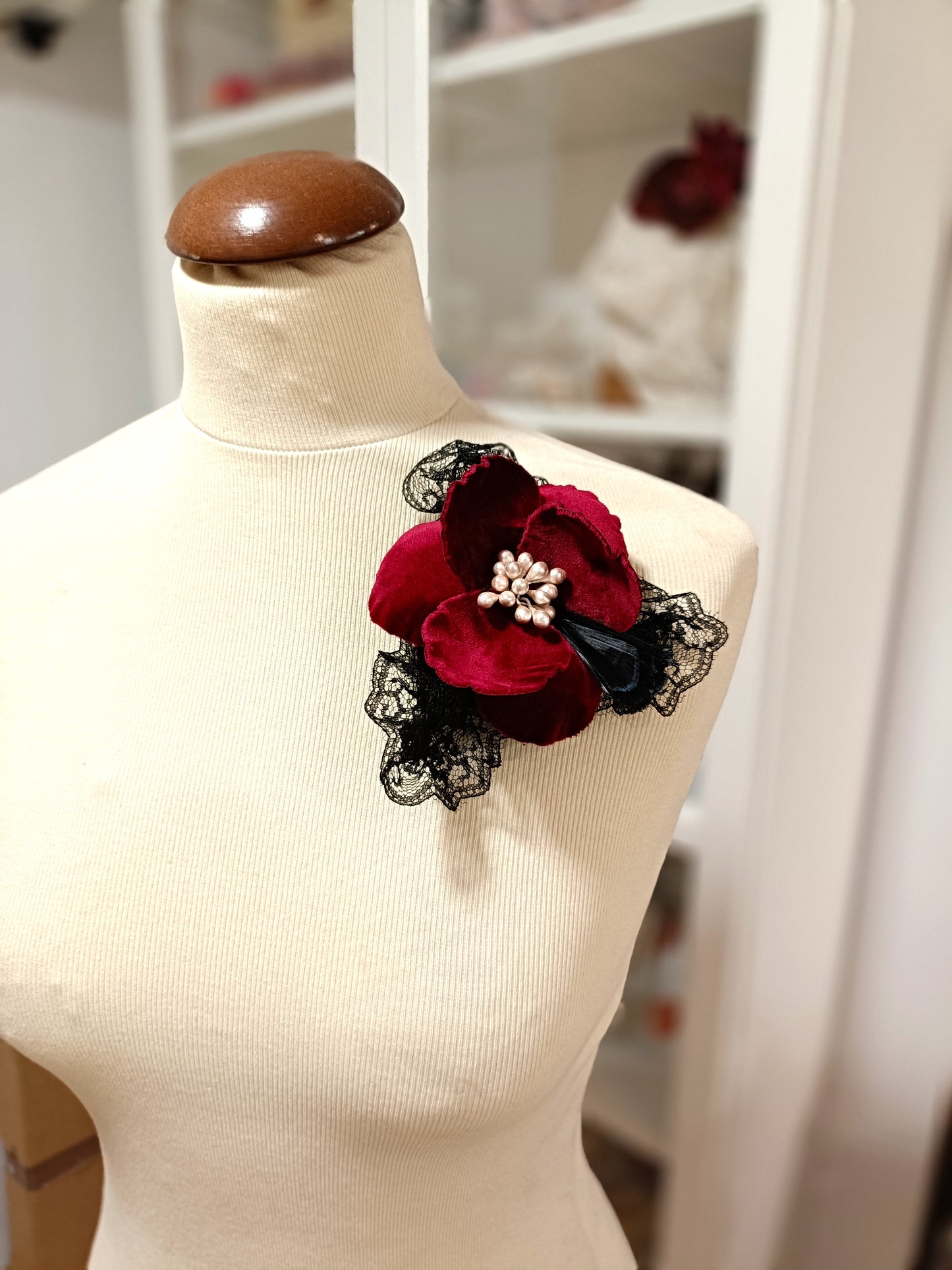 Broche elegante con flor roja, Broche con flor de terciopelo granate y encaje negro, Broche estilo vintage negro y rojo, Broche de boda.