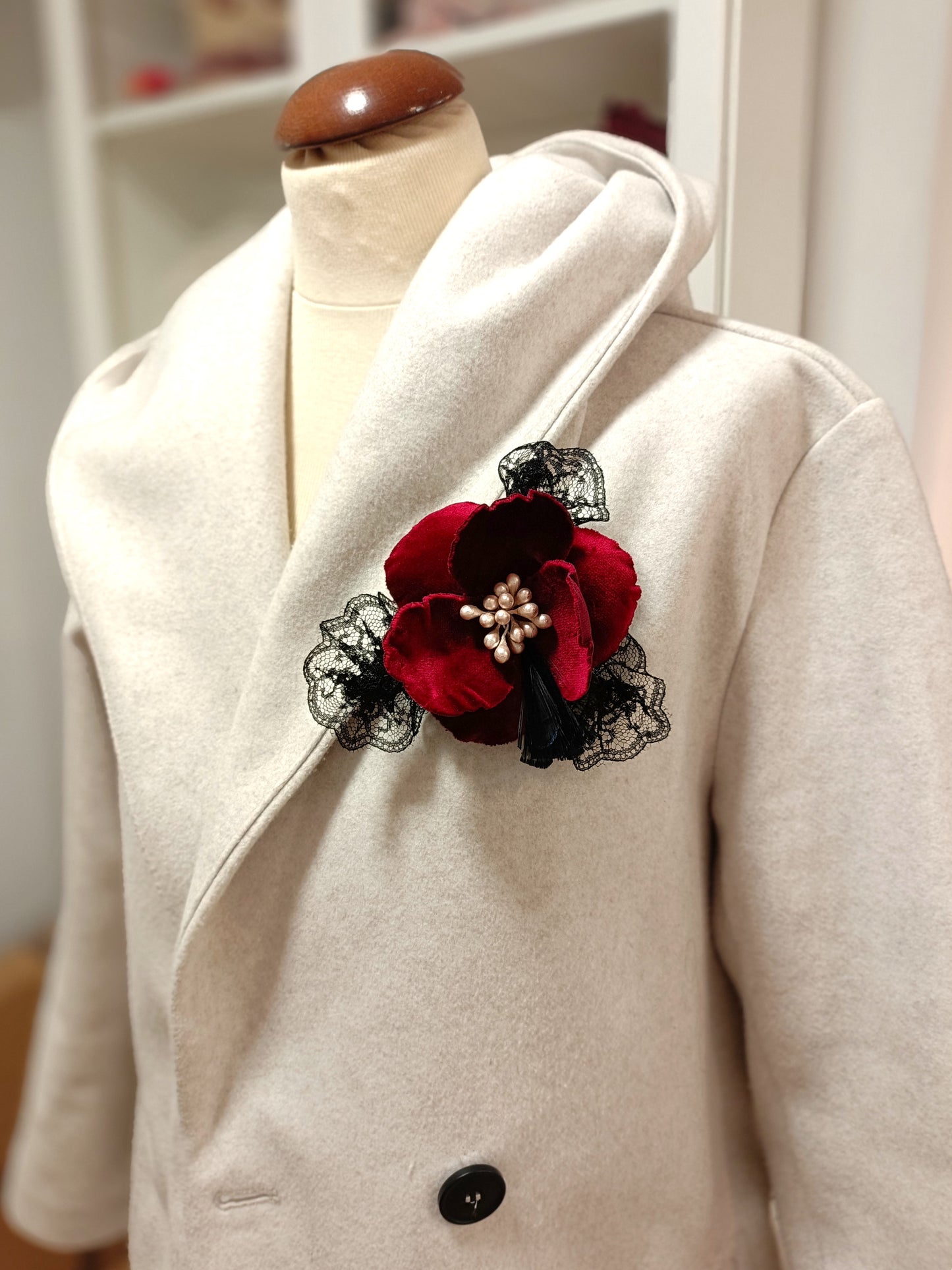 Broche elegante con flor roja, Broche con flor de terciopelo granate y encaje negro, Broche estilo vintage negro y rojo, Broche de boda.