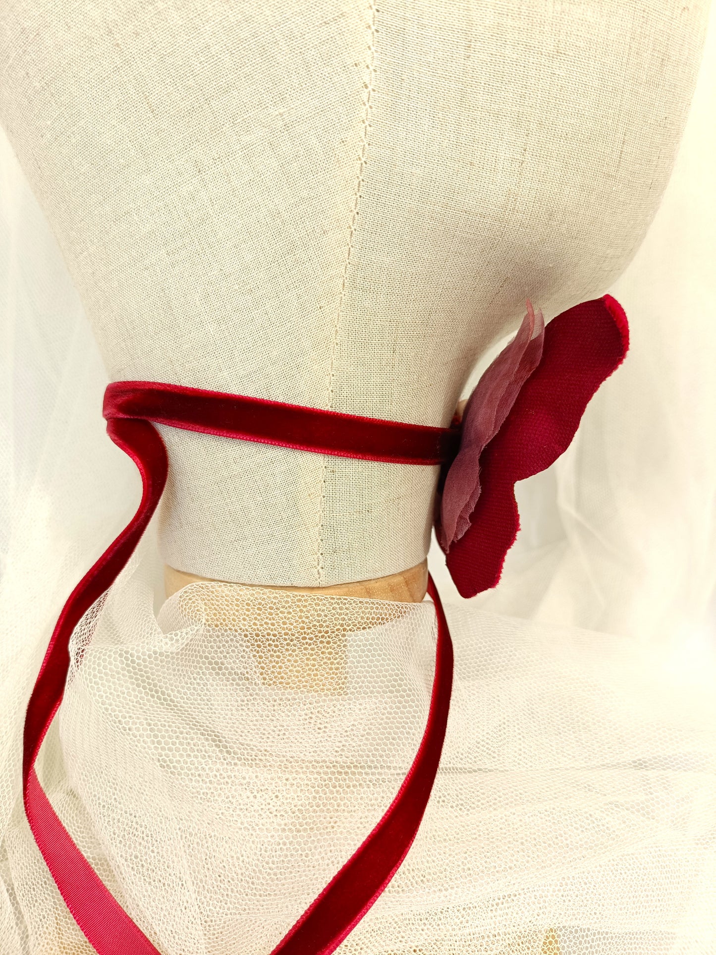 Choker de mariposa de terciopelo rojo. Mariposa elegante para el cuello. Collar de mariposa.