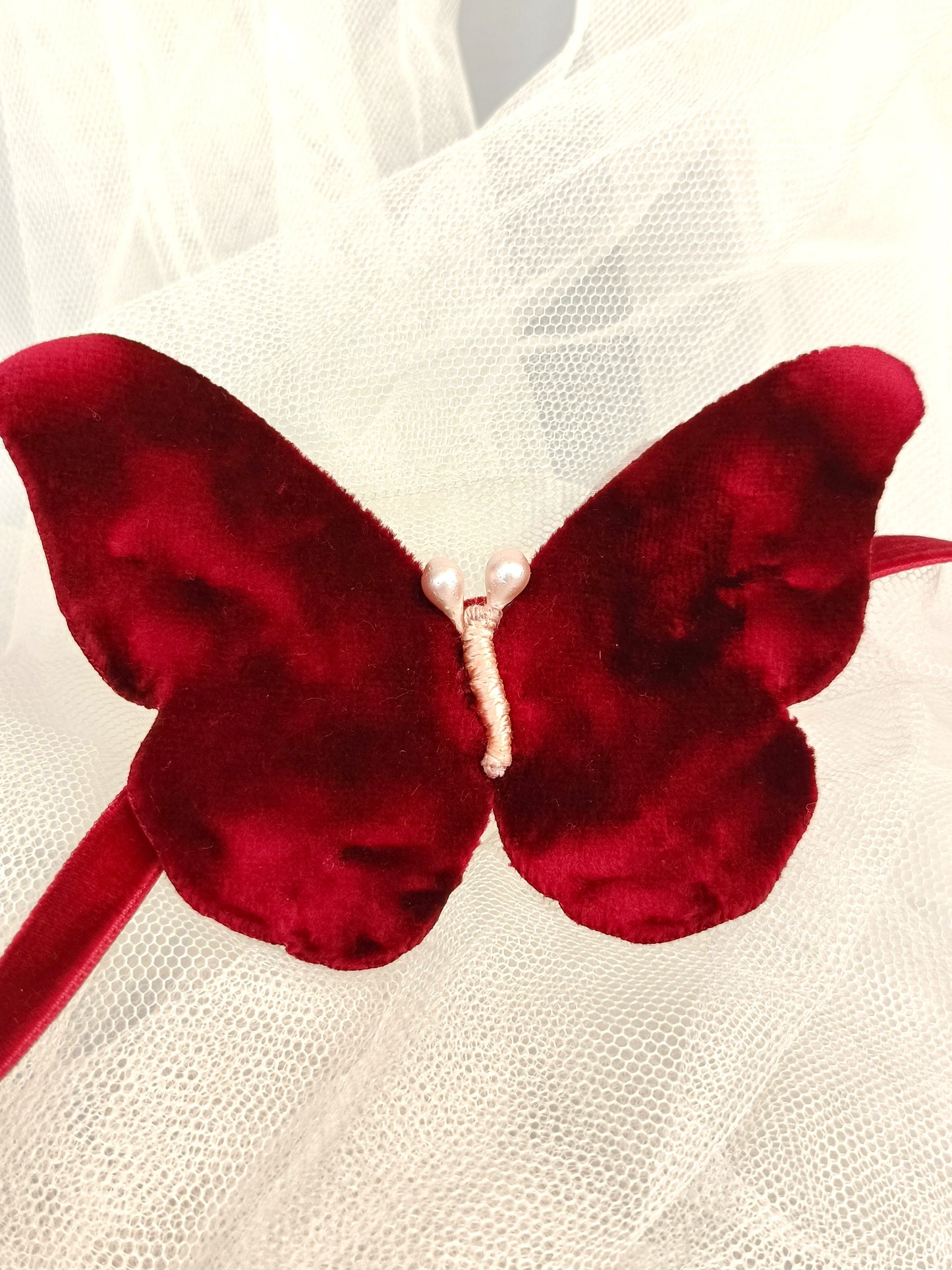 Choker de mariposa de terciopelo rojo. Mariposa elegante para el cuello. Collar de mariposa.