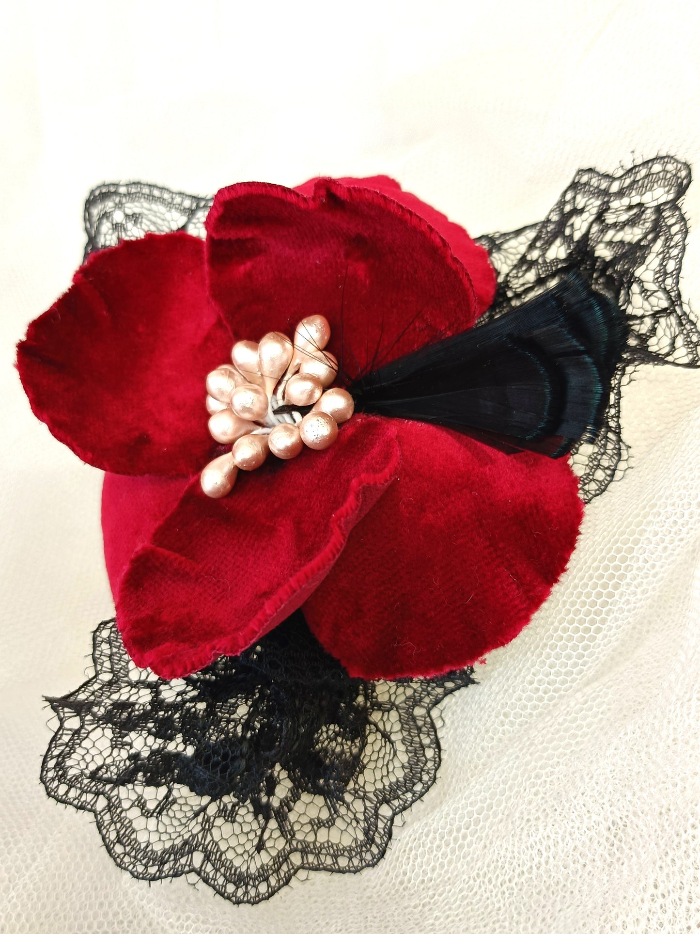 Broche elegante con flor roja, Broche con flor de terciopelo granate y encaje negro, Broche estilo vintage negro y rojo, Broche de boda.