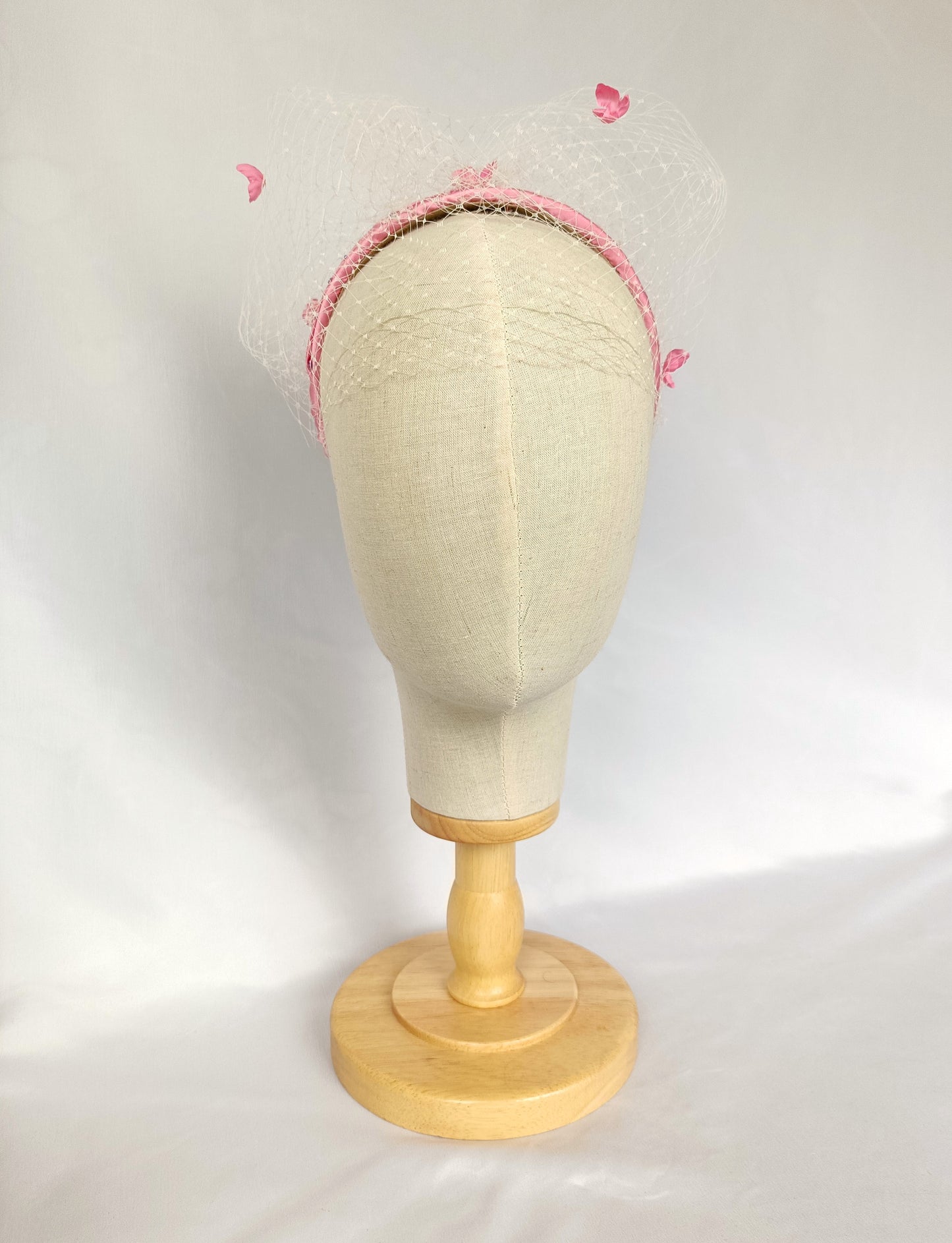 Elegante tocado de seda rosa para invitada, fascinator rosa con velo para boda, tocado rosa con velo blanco y flores para fiesta.