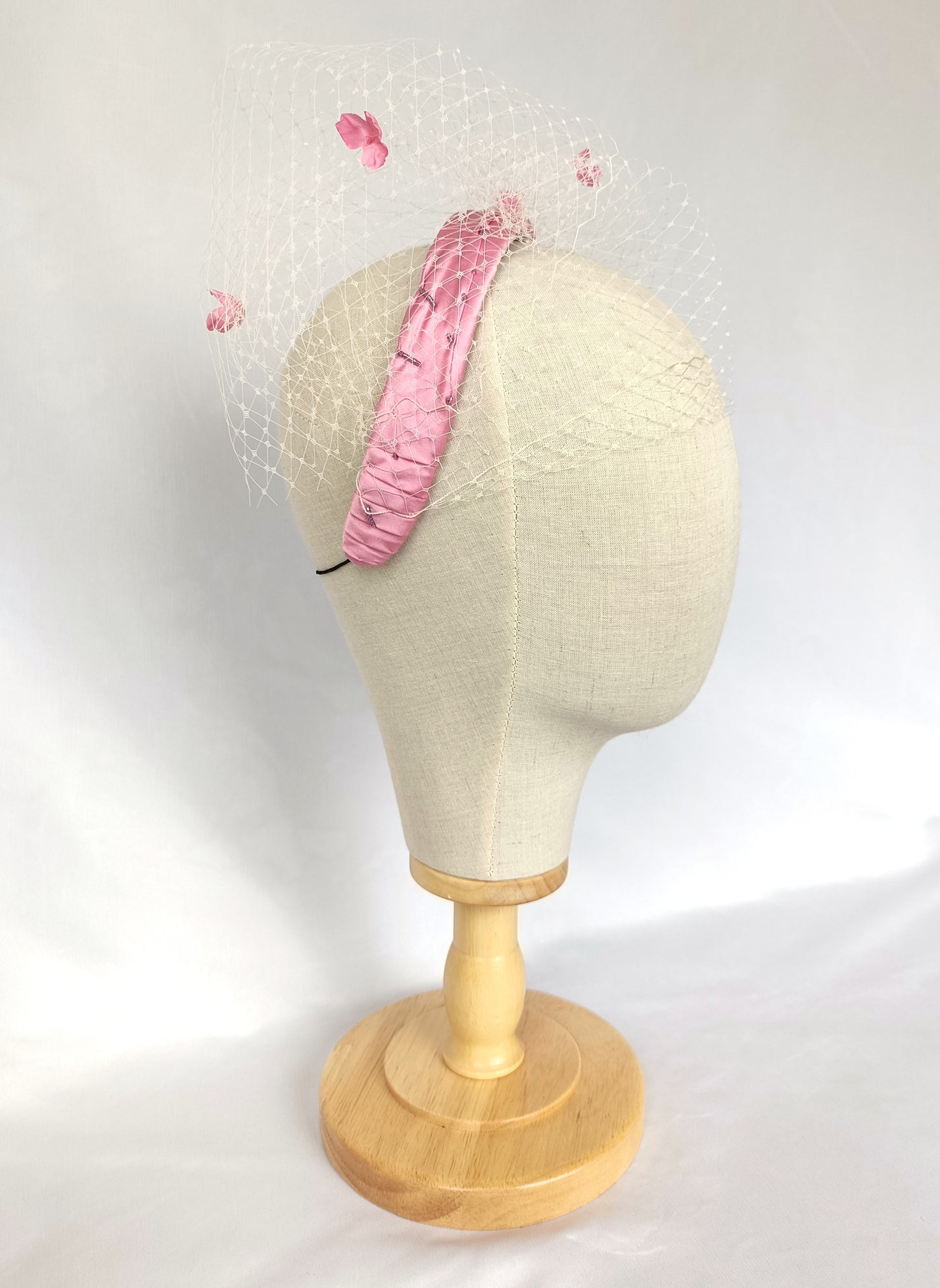 Elegante tocado de seda rosa para invitada, fascinator rosa con velo para boda, tocado rosa con velo blanco y flores para fiesta.