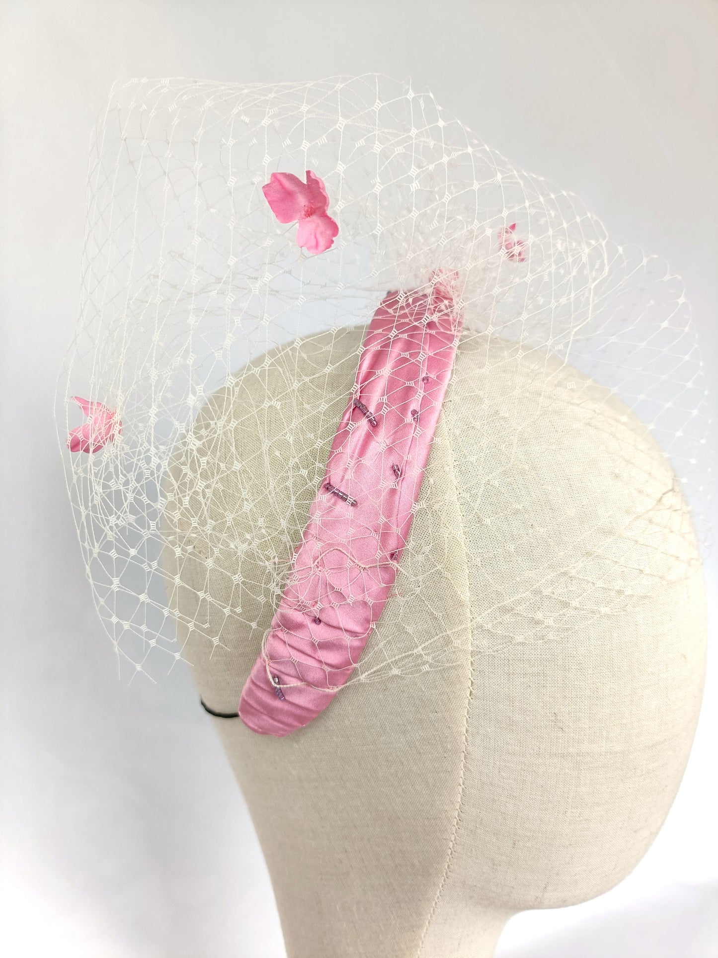 Elegante tocado de seda rosa para invitada, fascinator rosa con velo para boda, tocado rosa con velo blanco y flores para fiesta.