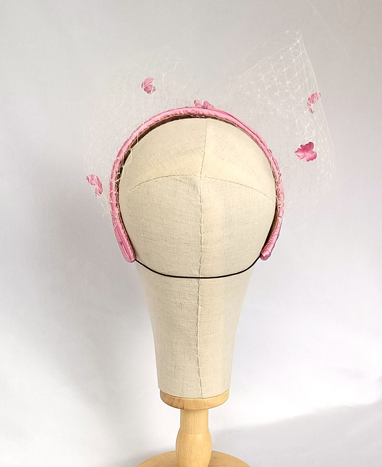 Elegante tocado de seda rosa para invitada, fascinator rosa con velo para boda, tocado rosa con velo blanco y flores para fiesta.