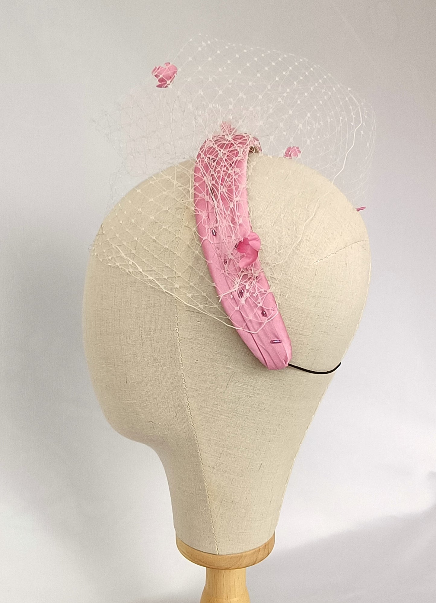Elegante tocado de seda rosa para invitada, fascinator rosa con velo para boda, tocado rosa con velo blanco y flores para fiesta.