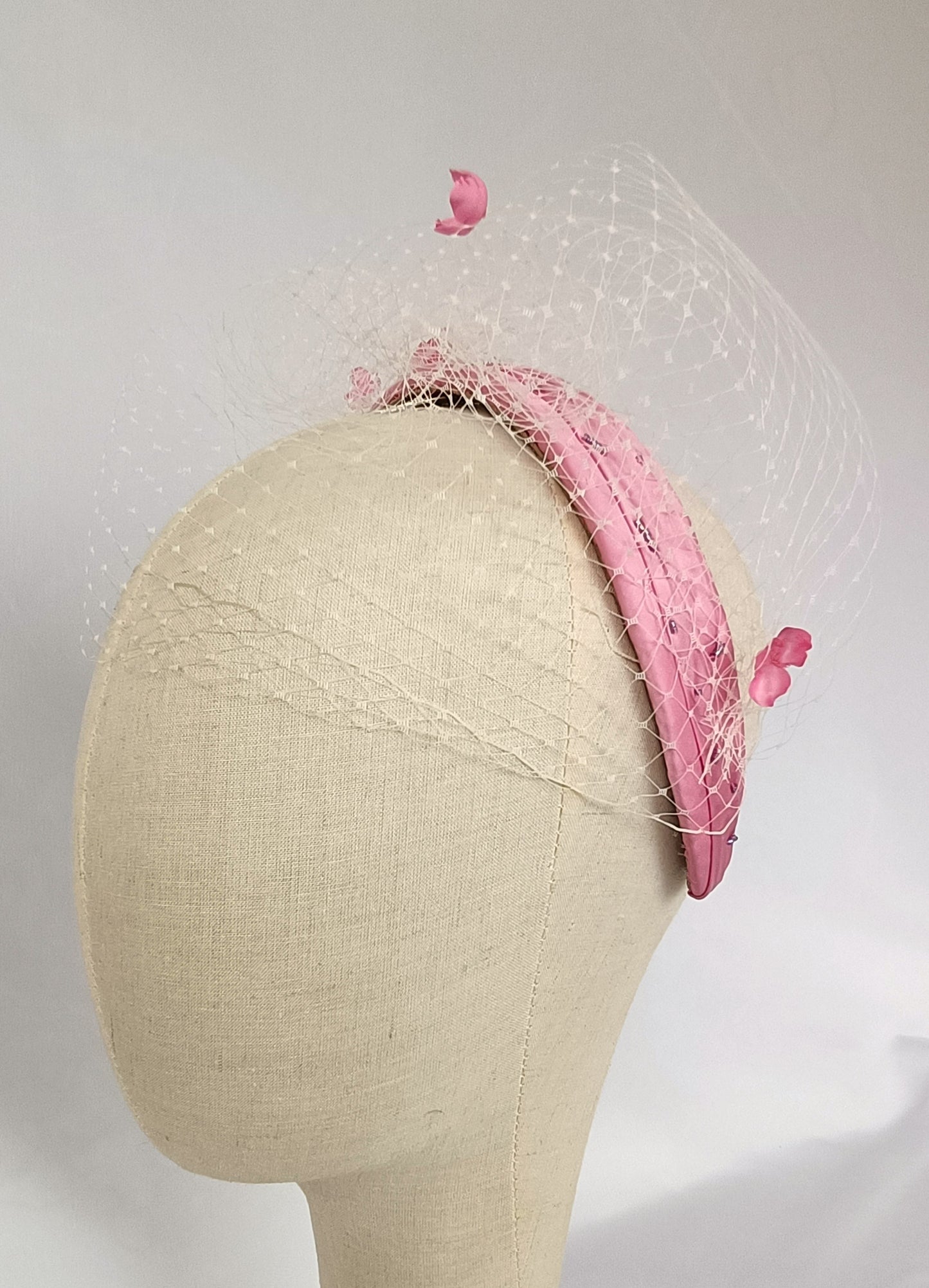 Elegante tocado de seda rosa para invitada, fascinator rosa con velo para boda, tocado rosa con velo blanco y flores para fiesta.
