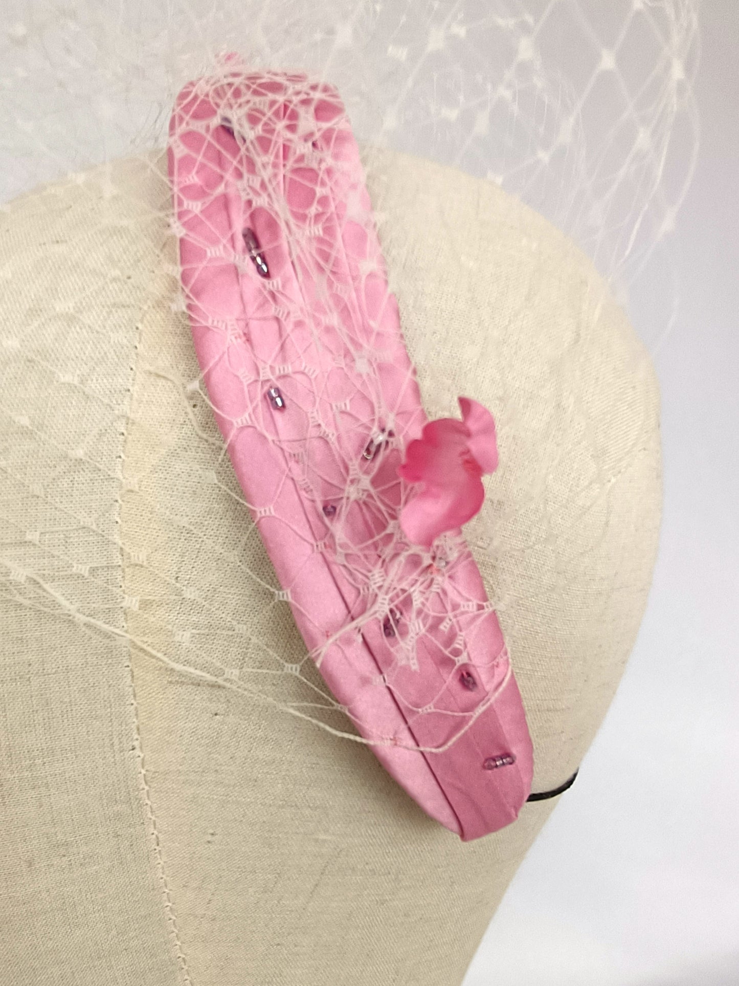 Elegante tocado de seda rosa para invitada, fascinator rosa con velo para boda, tocado rosa con velo blanco y flores para fiesta.
