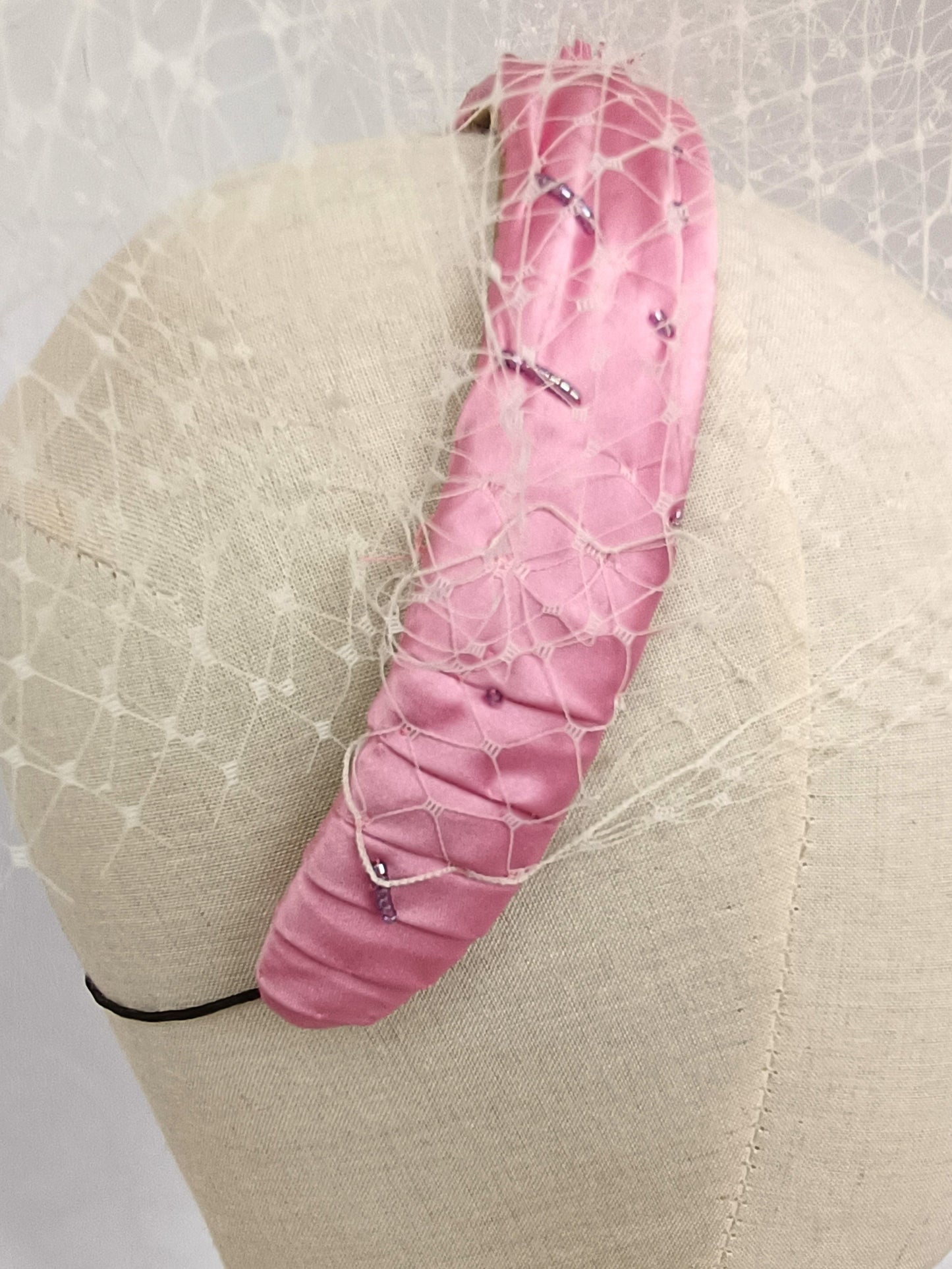 Elegante tocado de seda rosa para invitada, fascinator rosa con velo para boda, tocado rosa con velo blanco y flores para fiesta.