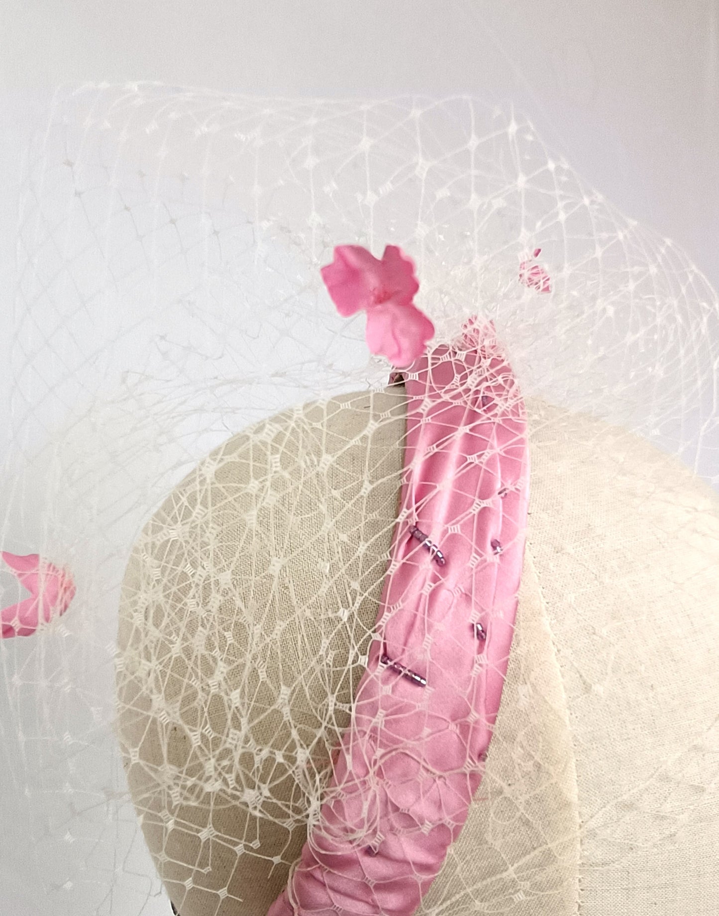 Elegante tocado de seda rosa para invitada, fascinator rosa con velo para boda, tocado rosa con velo blanco y flores para fiesta.
