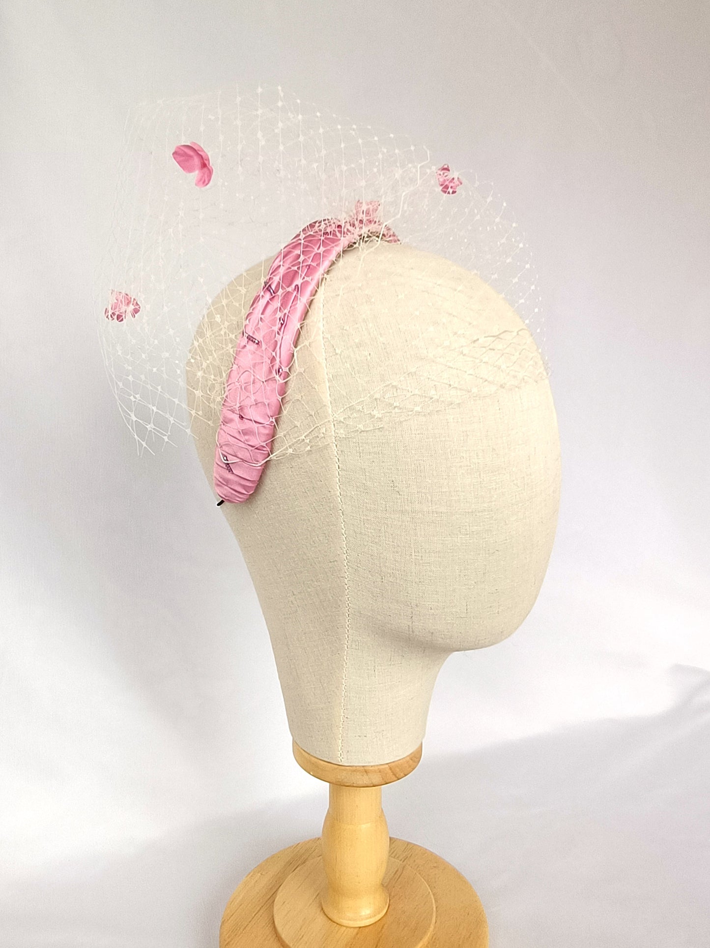 Elegante tocado de seda rosa para invitada, fascinator rosa con velo para boda, tocado rosa con velo blanco y flores para fiesta.