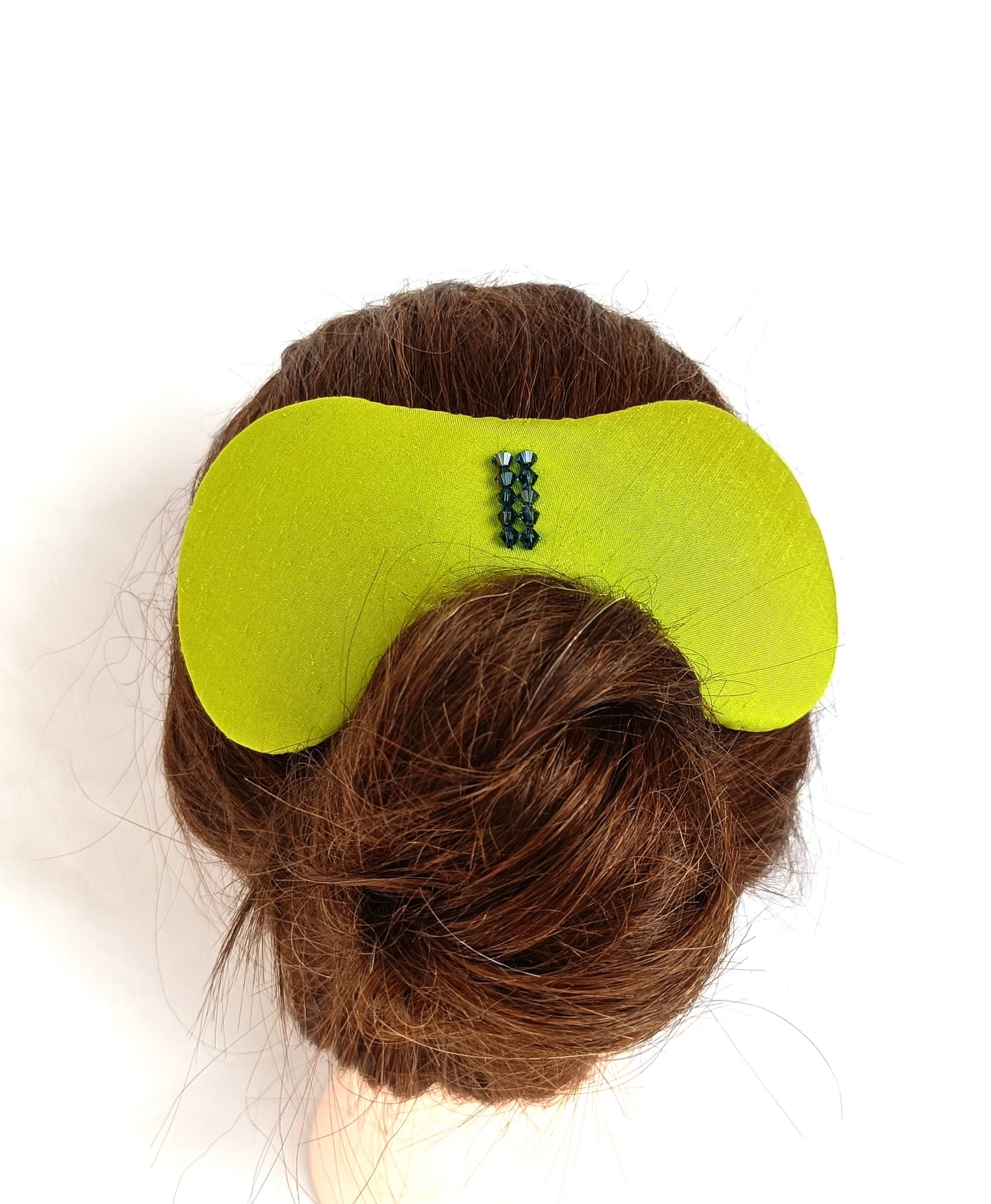 Tocado verde pistacho de seda y Swarovski para invtada de boda o evento formal.