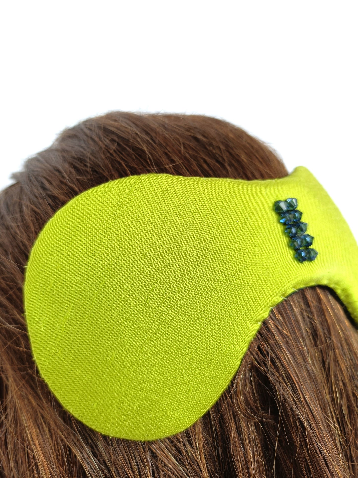 Tocado verde pistacho de seda y Swarovski para invtada de boda o evento formal.