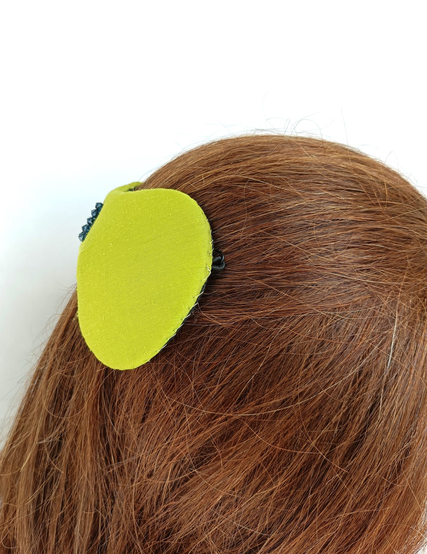 Tocado verde pistacho de seda y Swarovski para invtada de boda o evento formal.