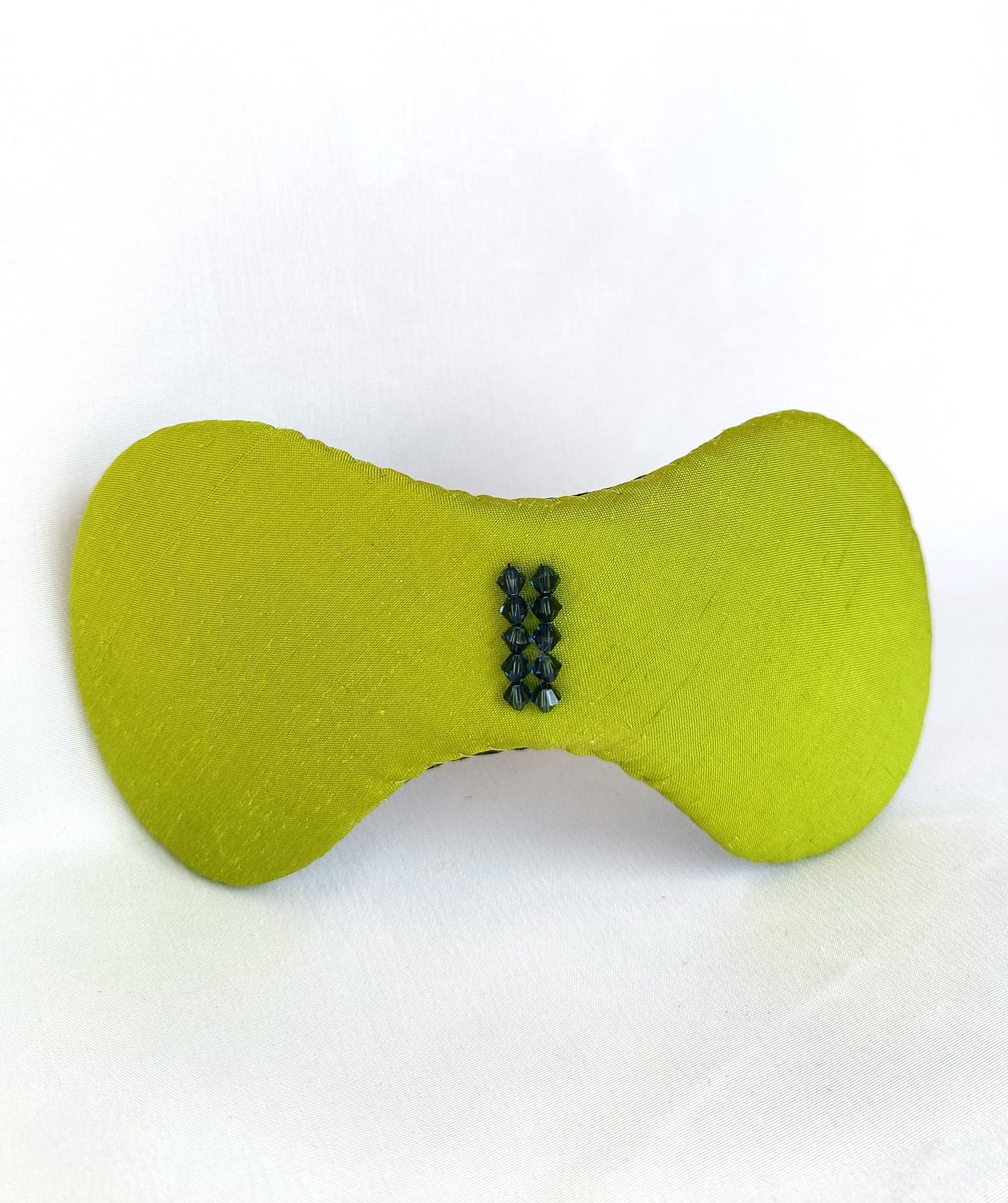Tocado verde pistacho de seda y Swarovski para invtada de boda o evento formal.