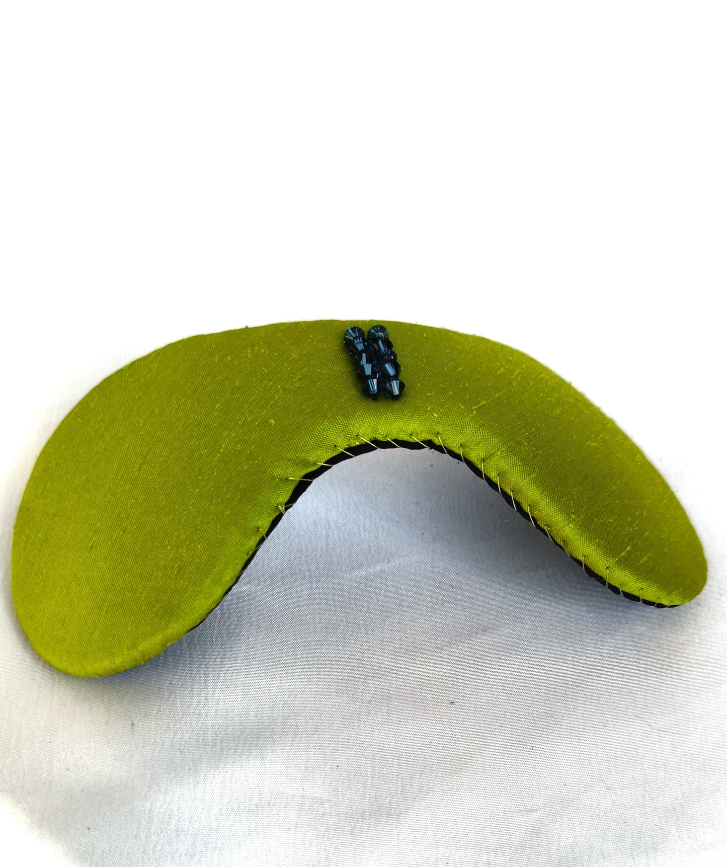 Tocado verde pistacho de seda y Swarovski para invtada de boda o evento formal.