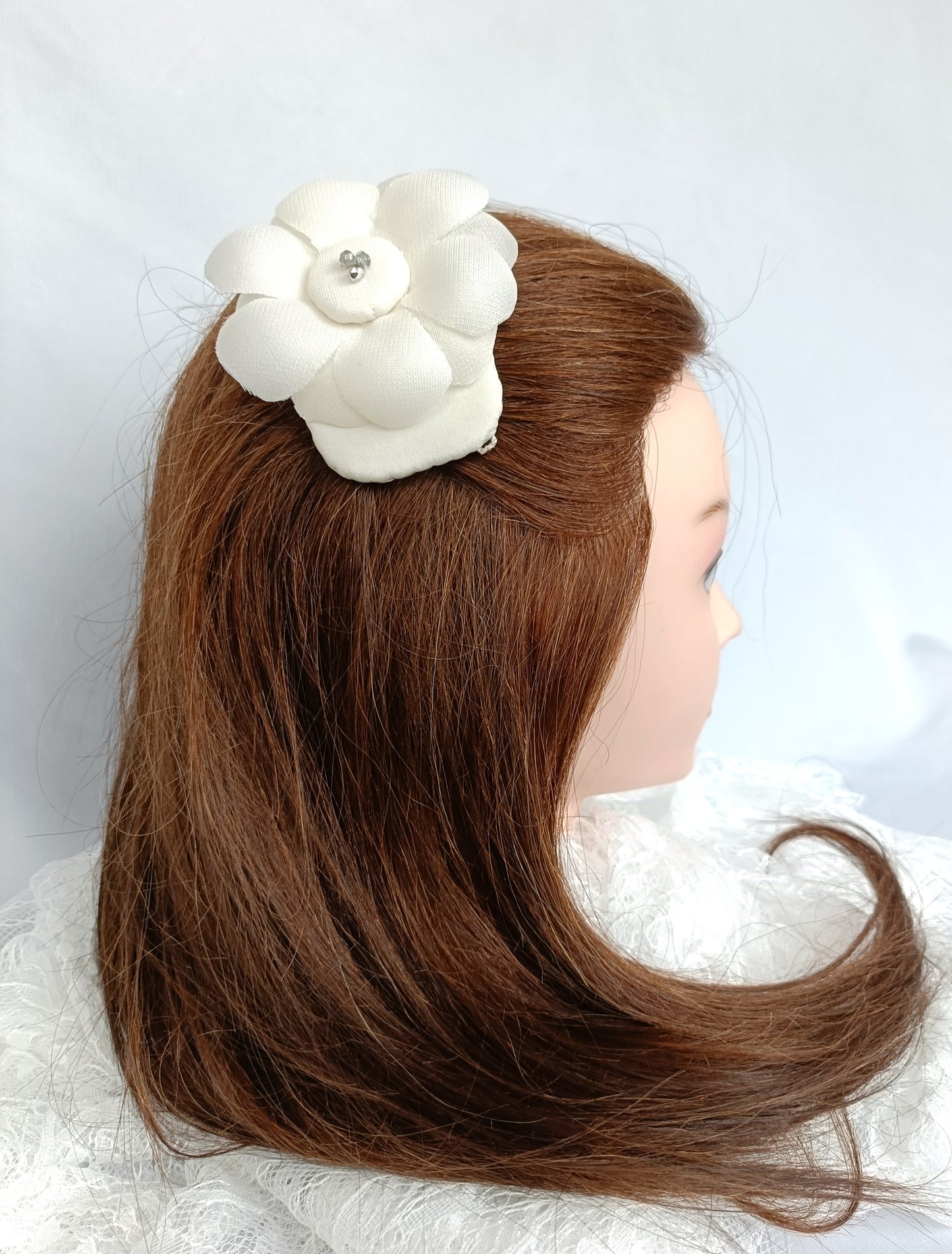 Tocado elegante con flor de seda para novia.