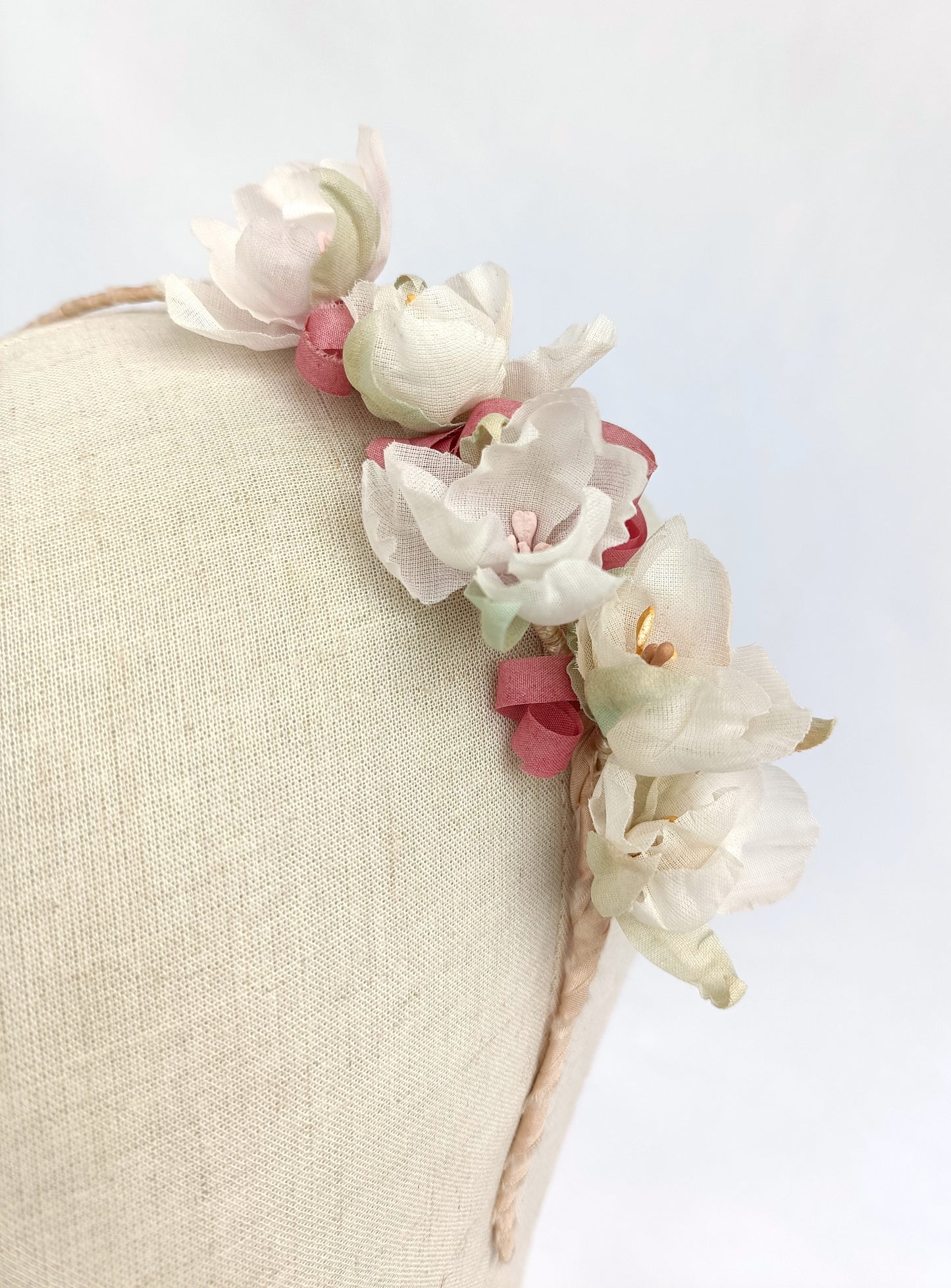 Diadema dulce floral de fiesta para niña. Diadema para primera comunión.