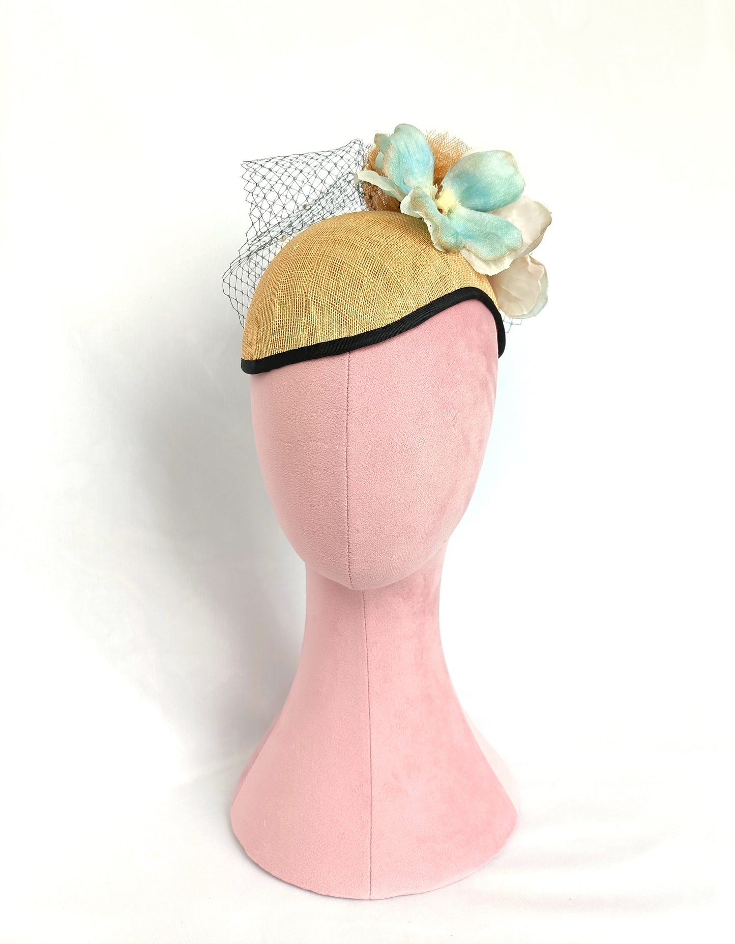 Tocado de sinamay con flores de seda y velo para invitada.