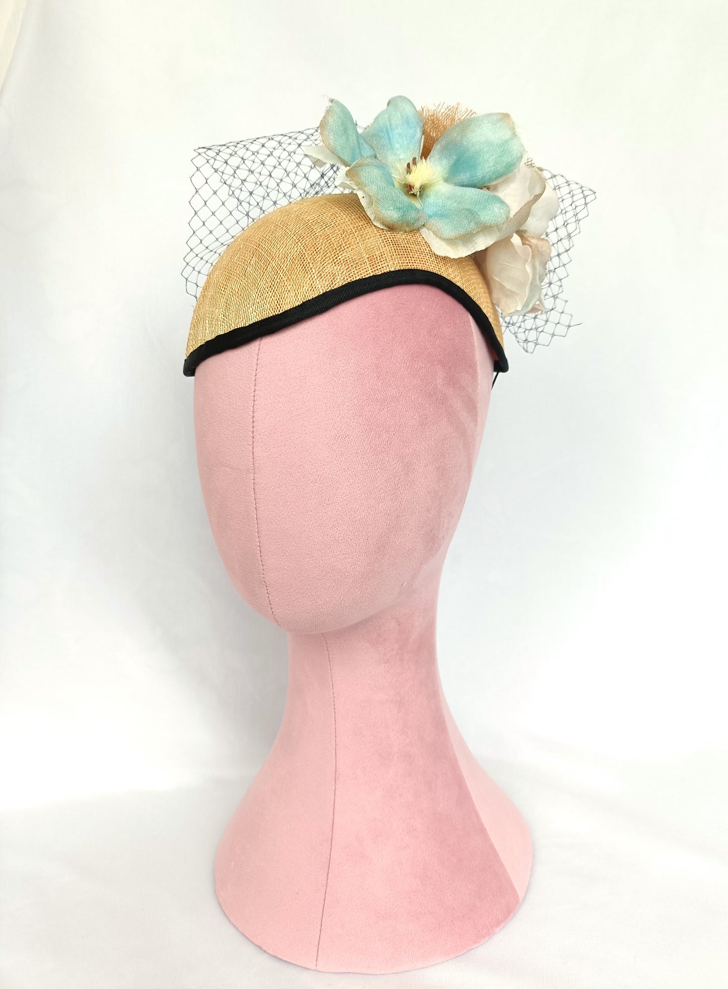 Tocado de sinamay con flores de seda y velo para invitada.