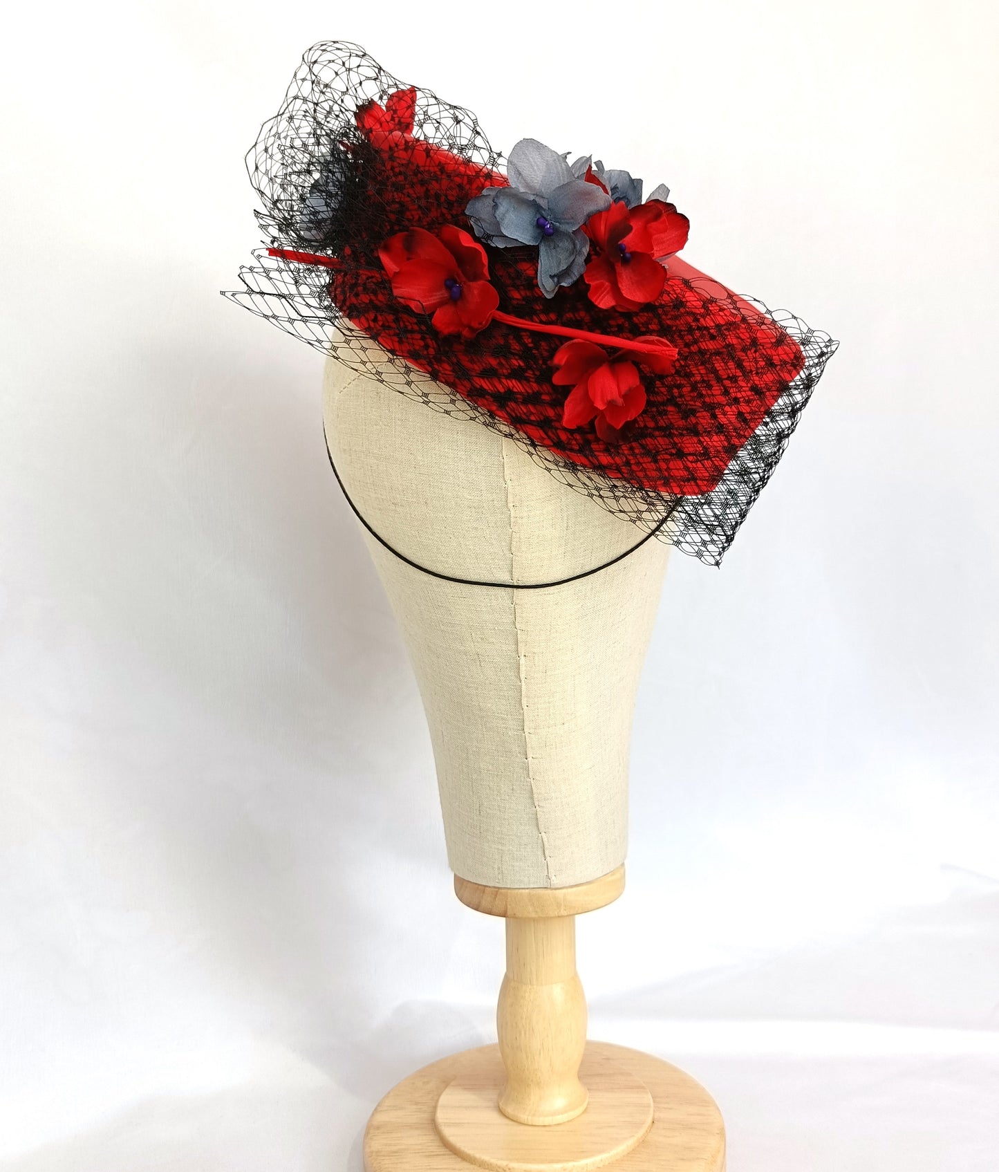 Tocado pillbox rojo de seda con flores artesanales.