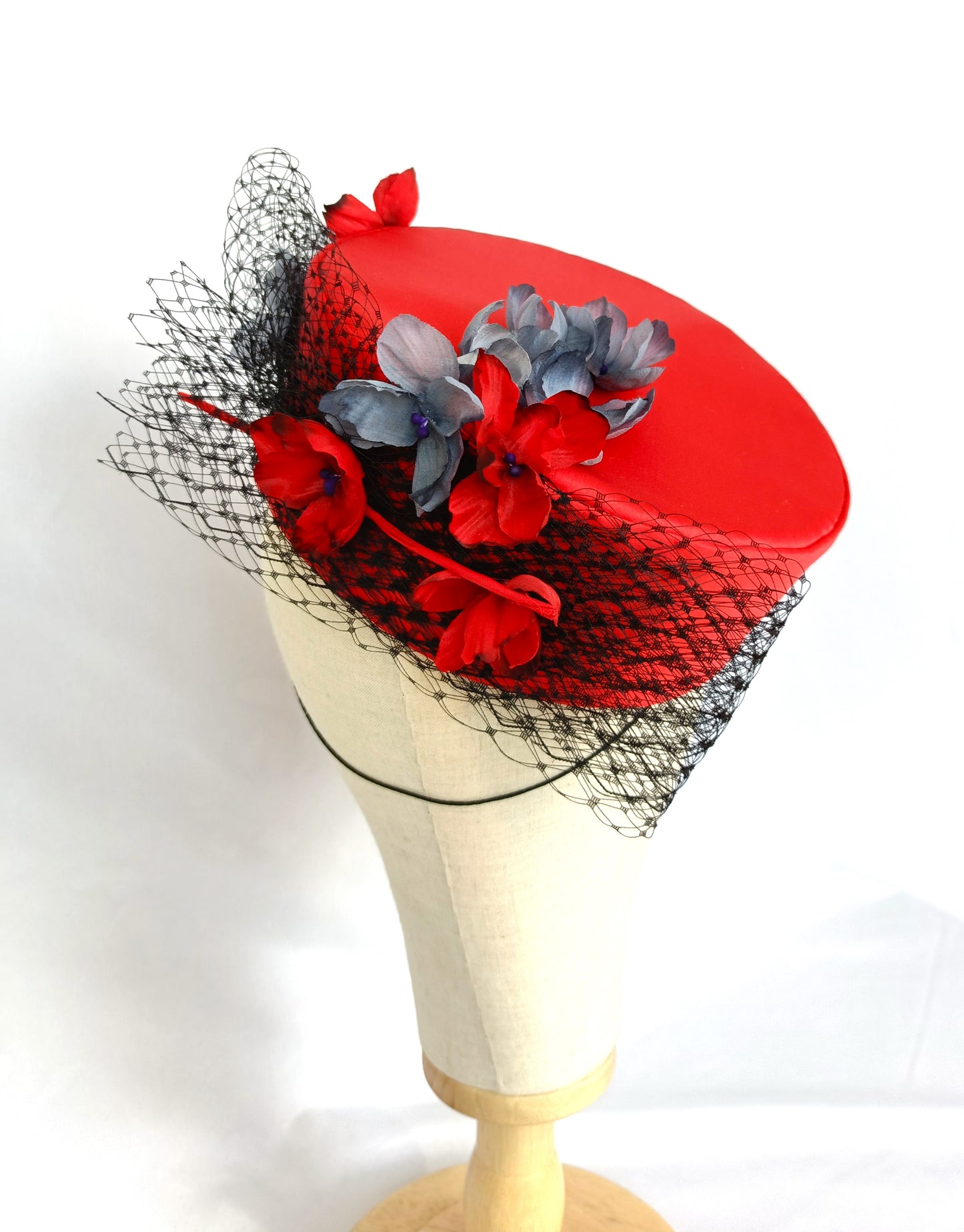 Tocado pillbox rojo de seda con flores artesanales.