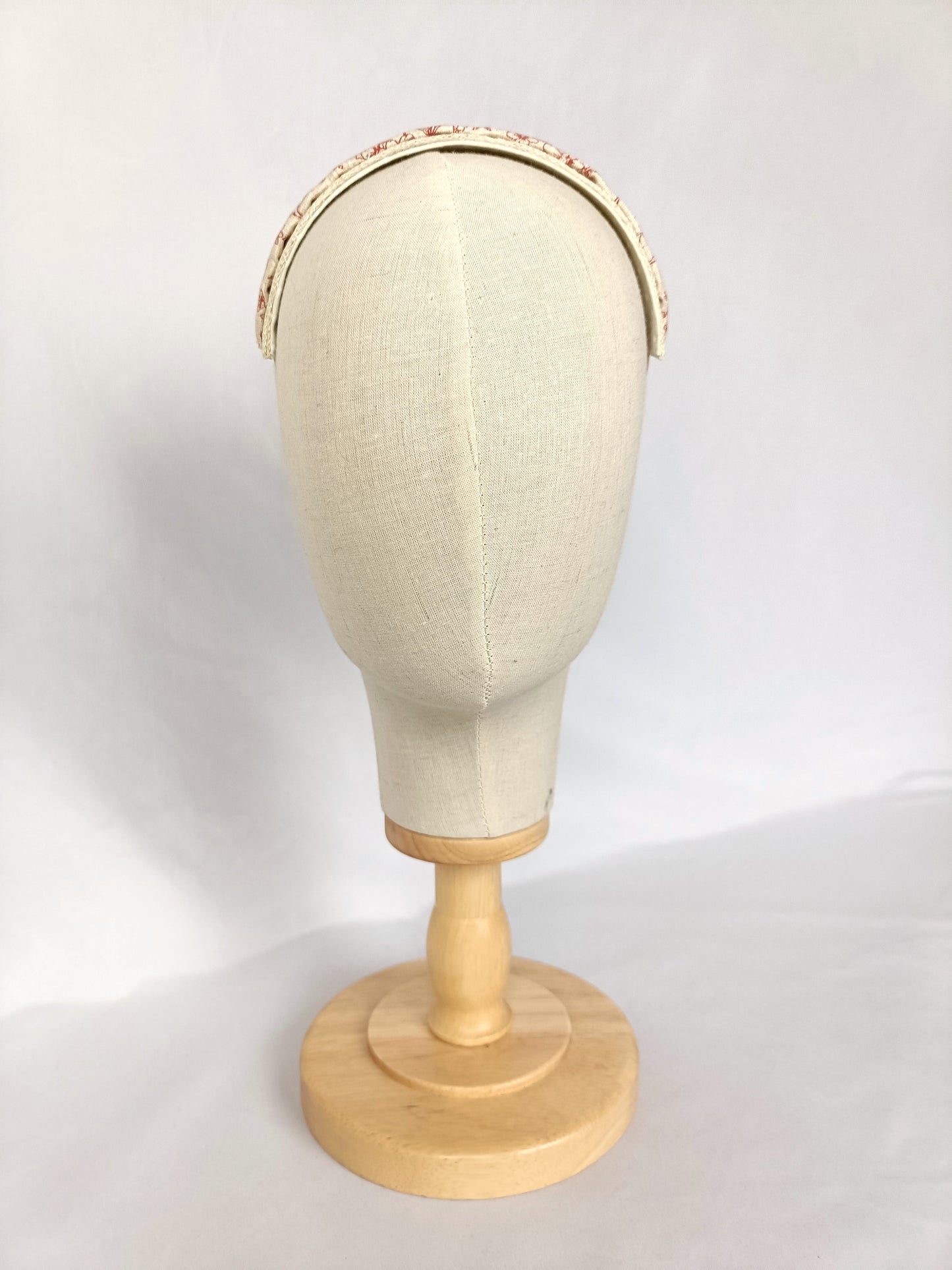 Diadema elegante de estilo rústico con motivos florales.