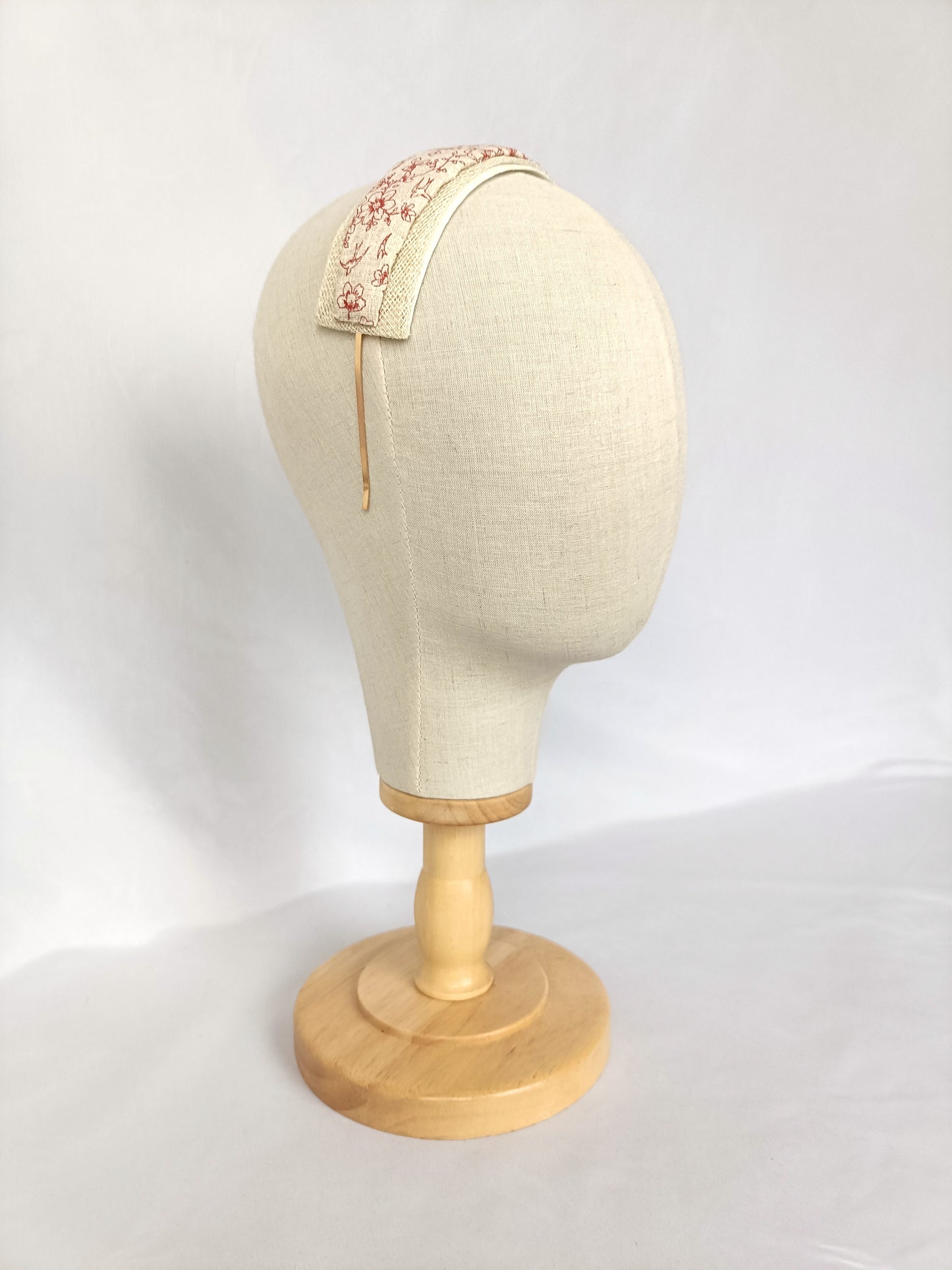 Diadema elegante de estilo rústico con motivos florales.