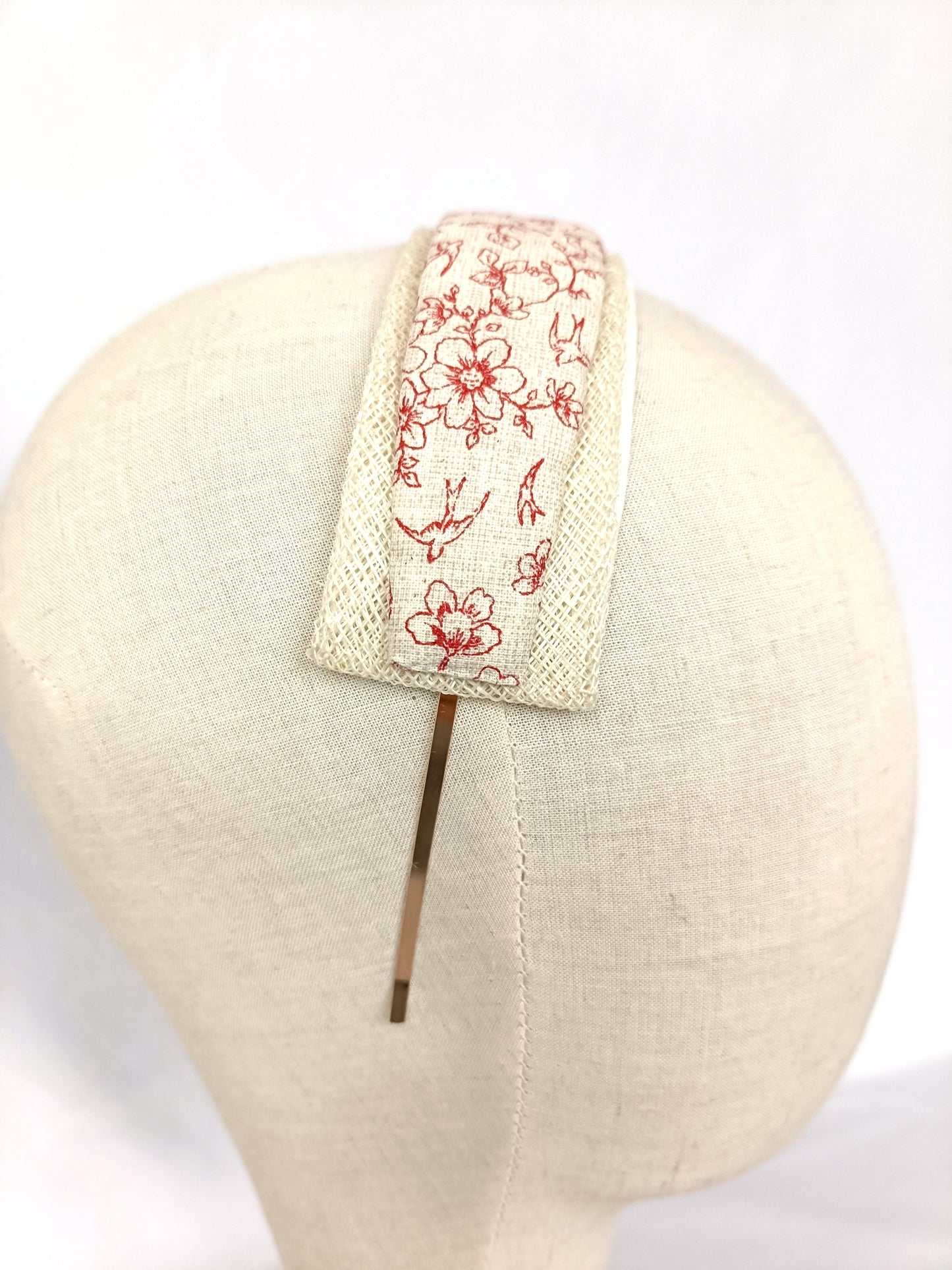 Diadema elegante de estilo rústico con motivos florales.