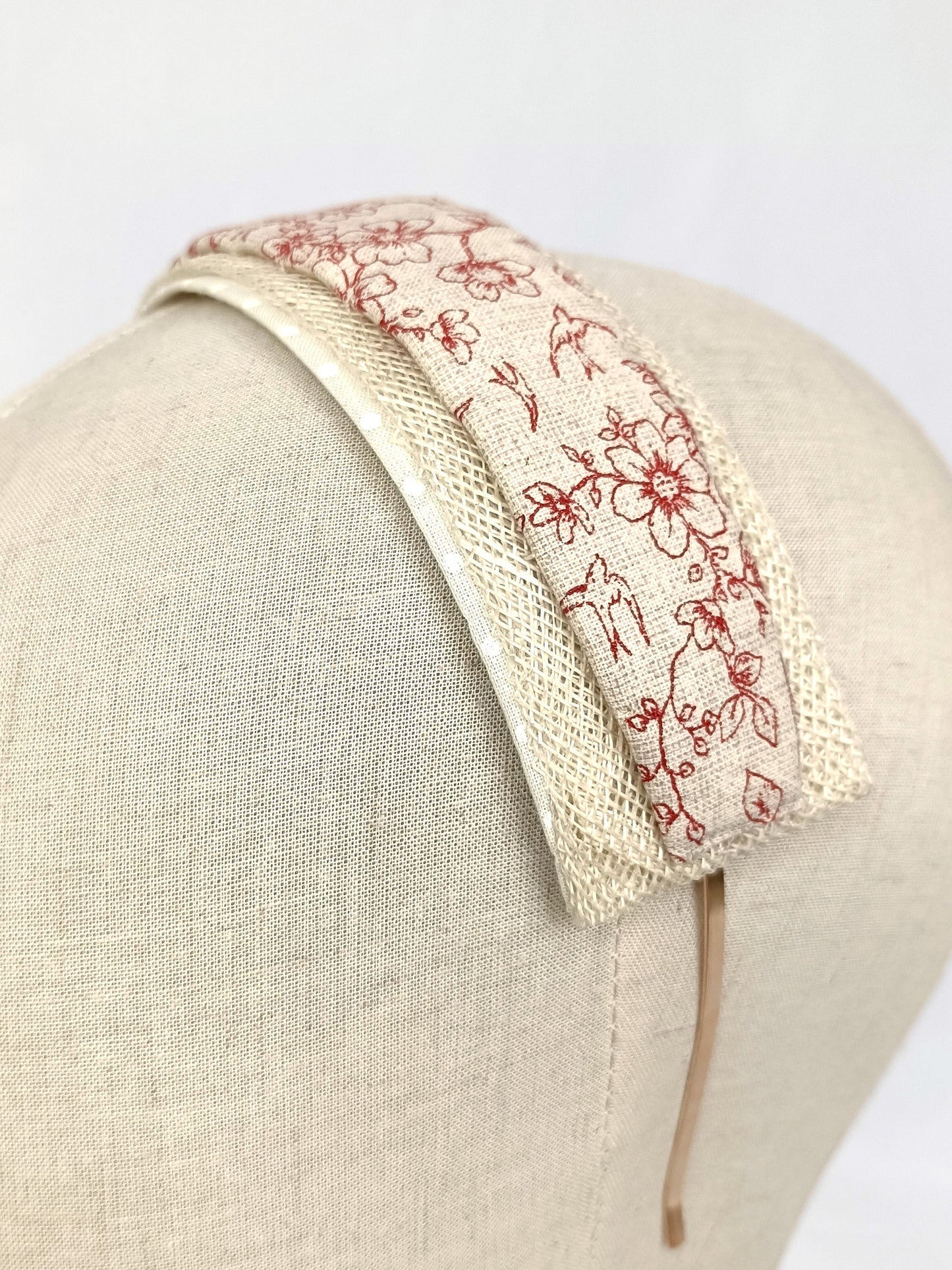 Diadema elegante de estilo rústico con motivos florales.