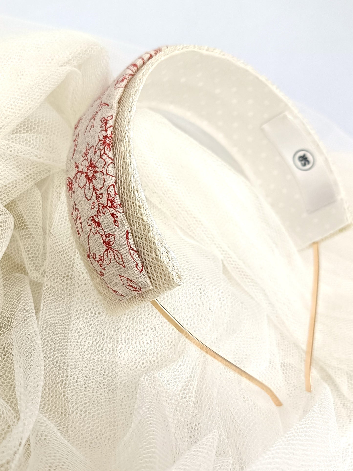 Diadema elegante de estilo rústico con motivos florales.