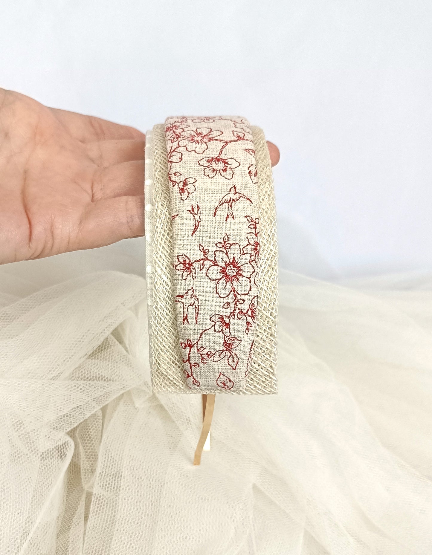 Diadema elegante de estilo rústico con motivos florales.