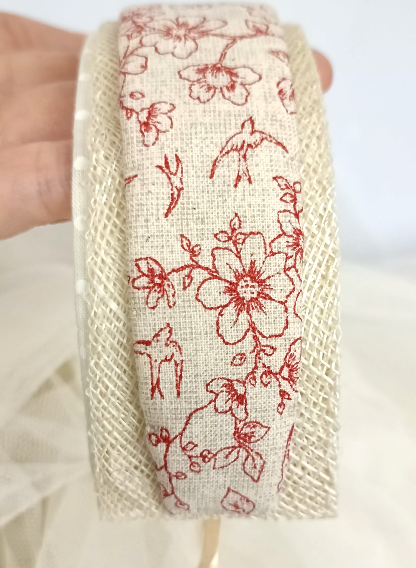 Diadema elegante de estilo rústico con motivos florales.