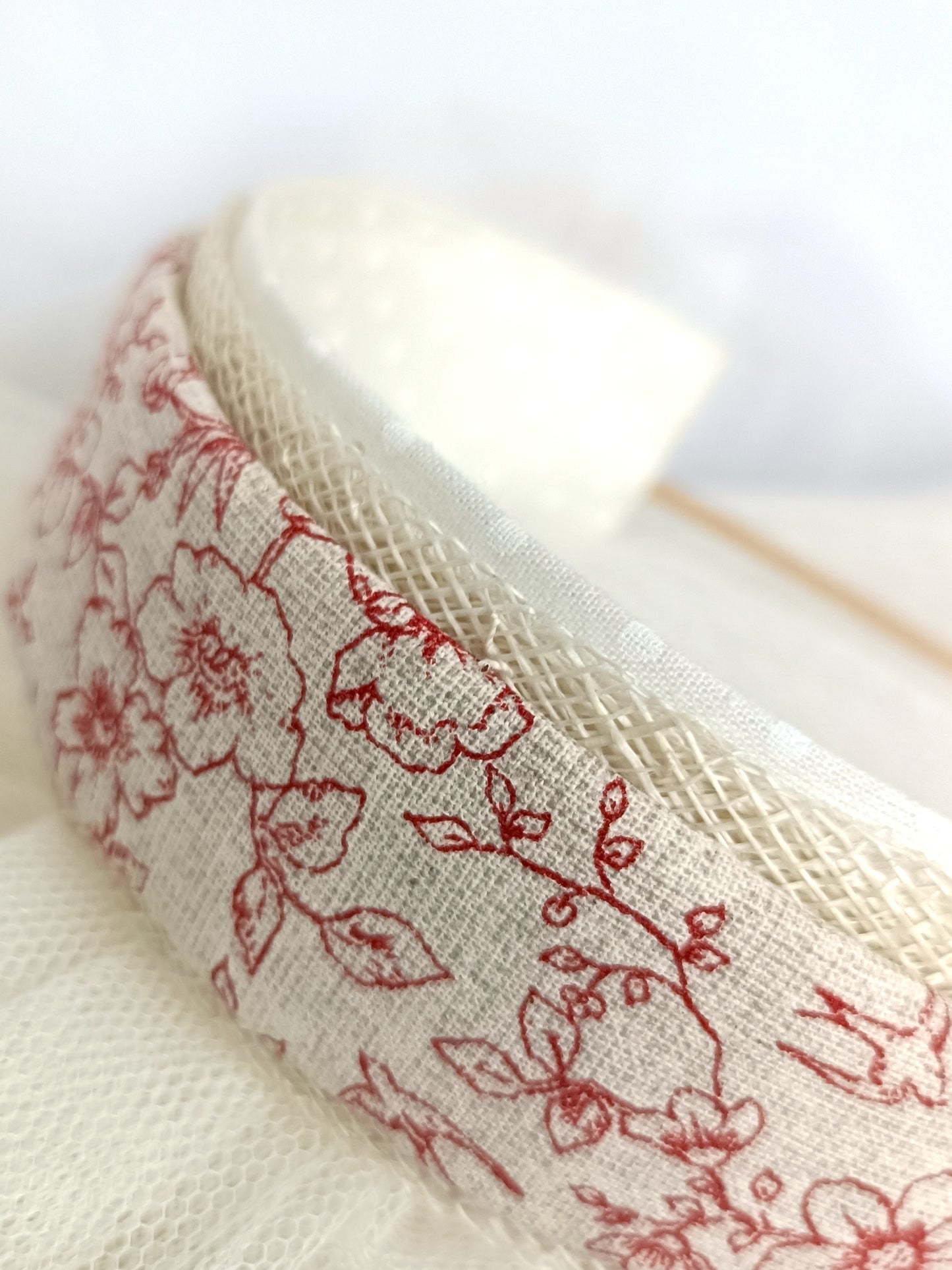 Diadema elegante de estilo rústico con motivos florales.