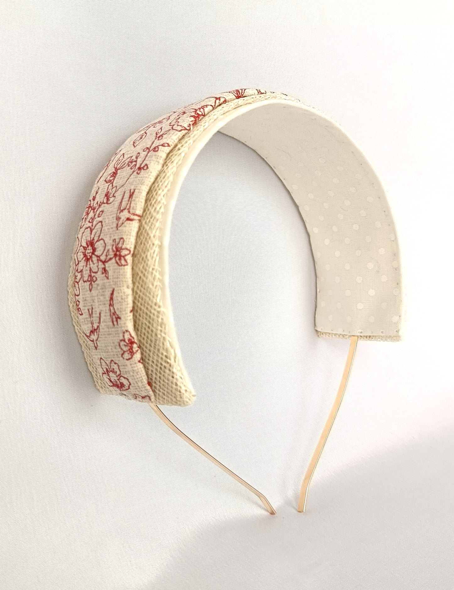 Diadema elegante de estilo rústico con motivos florales.