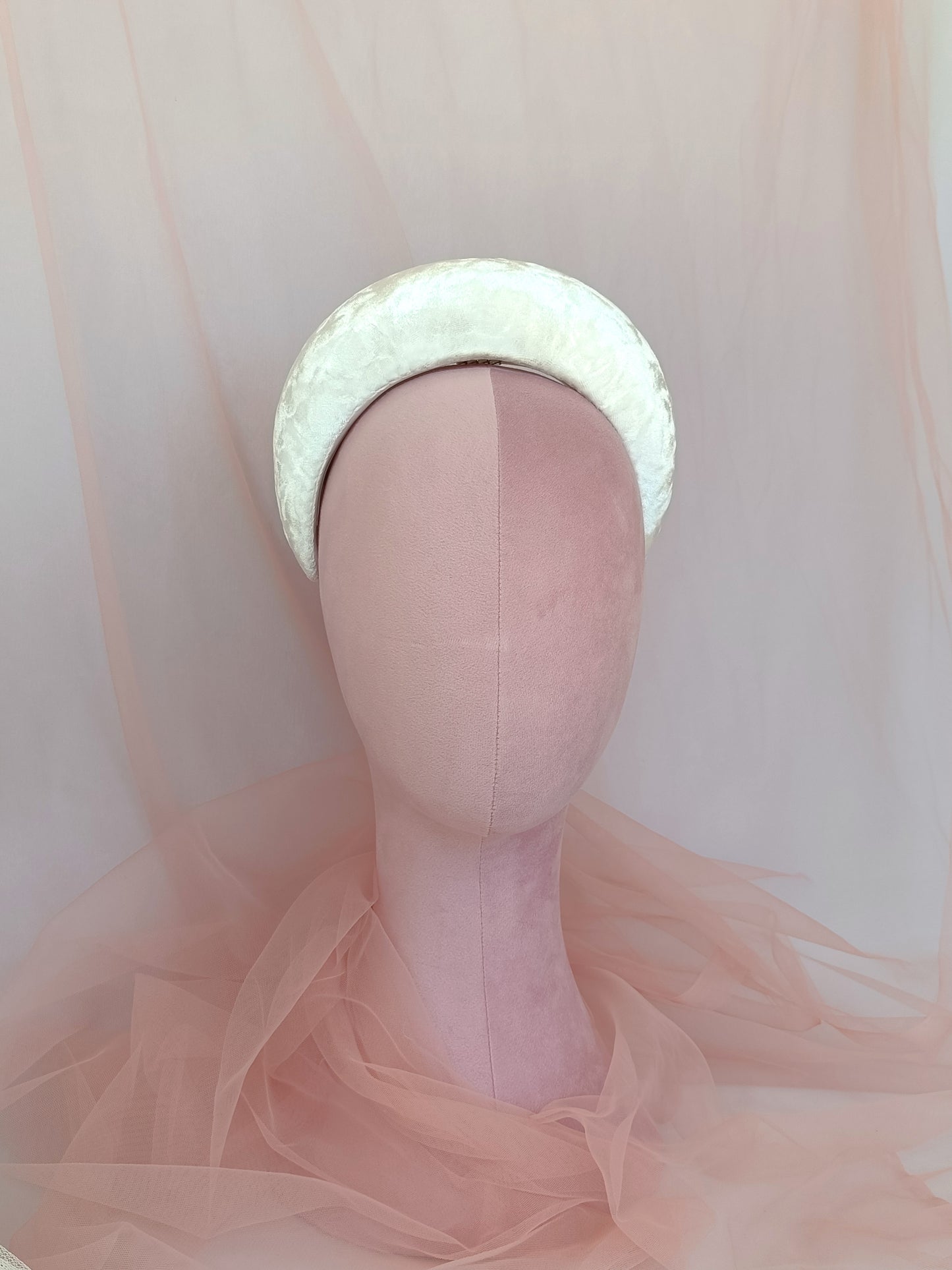 DIADEMA BLANCA CON VOLUMEN DE TERIOPELO PARA NOVIA.
