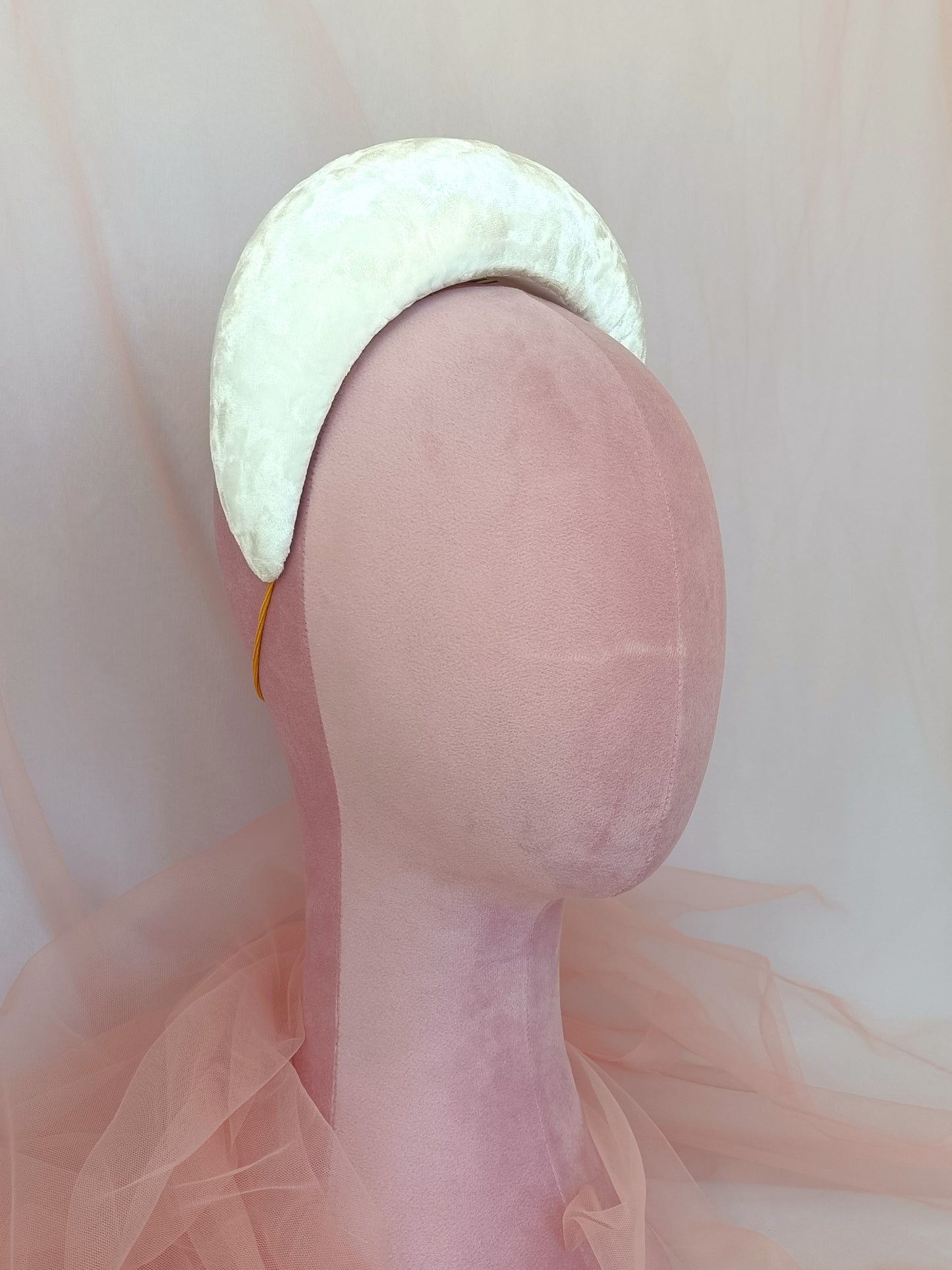DIADEMA BLANCA CON VOLUMEN DE TERIOPELO PARA NOVIA.