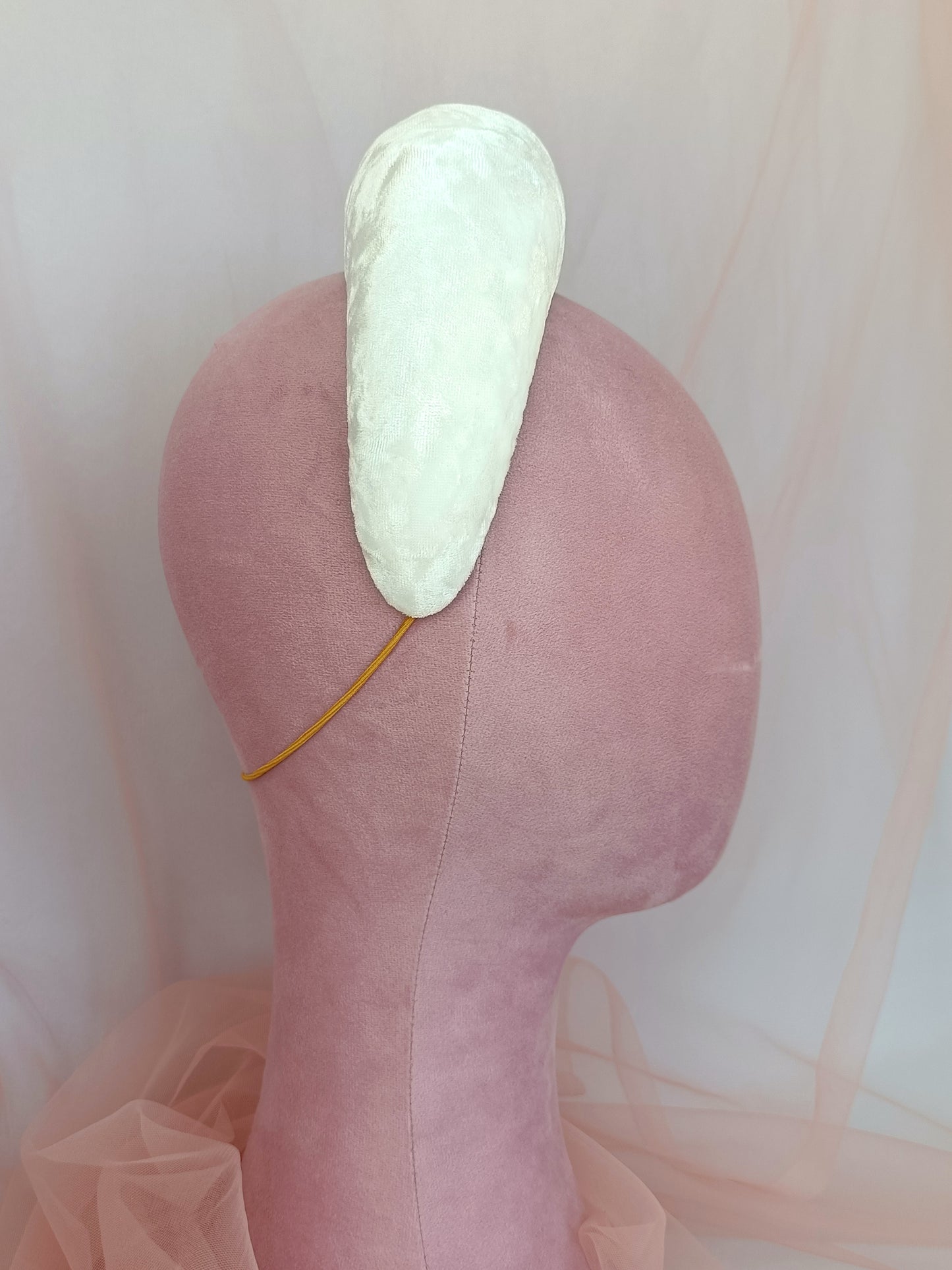 DIADEMA BLANCA CON VOLUMEN DE TERIOPELO PARA NOVIA.