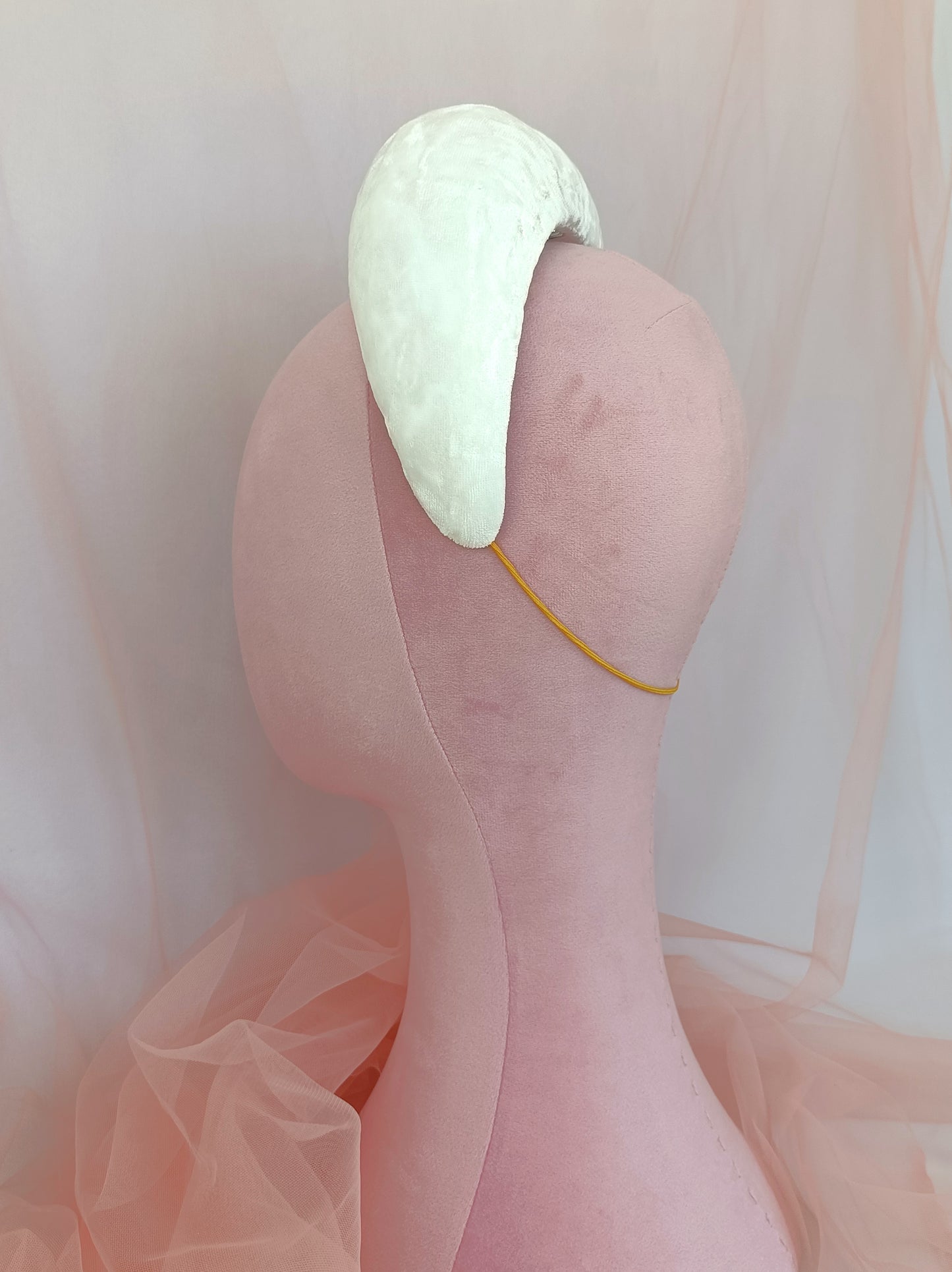 DIADEMA BLANCA CON VOLUMEN DE TERIOPELO PARA NOVIA.