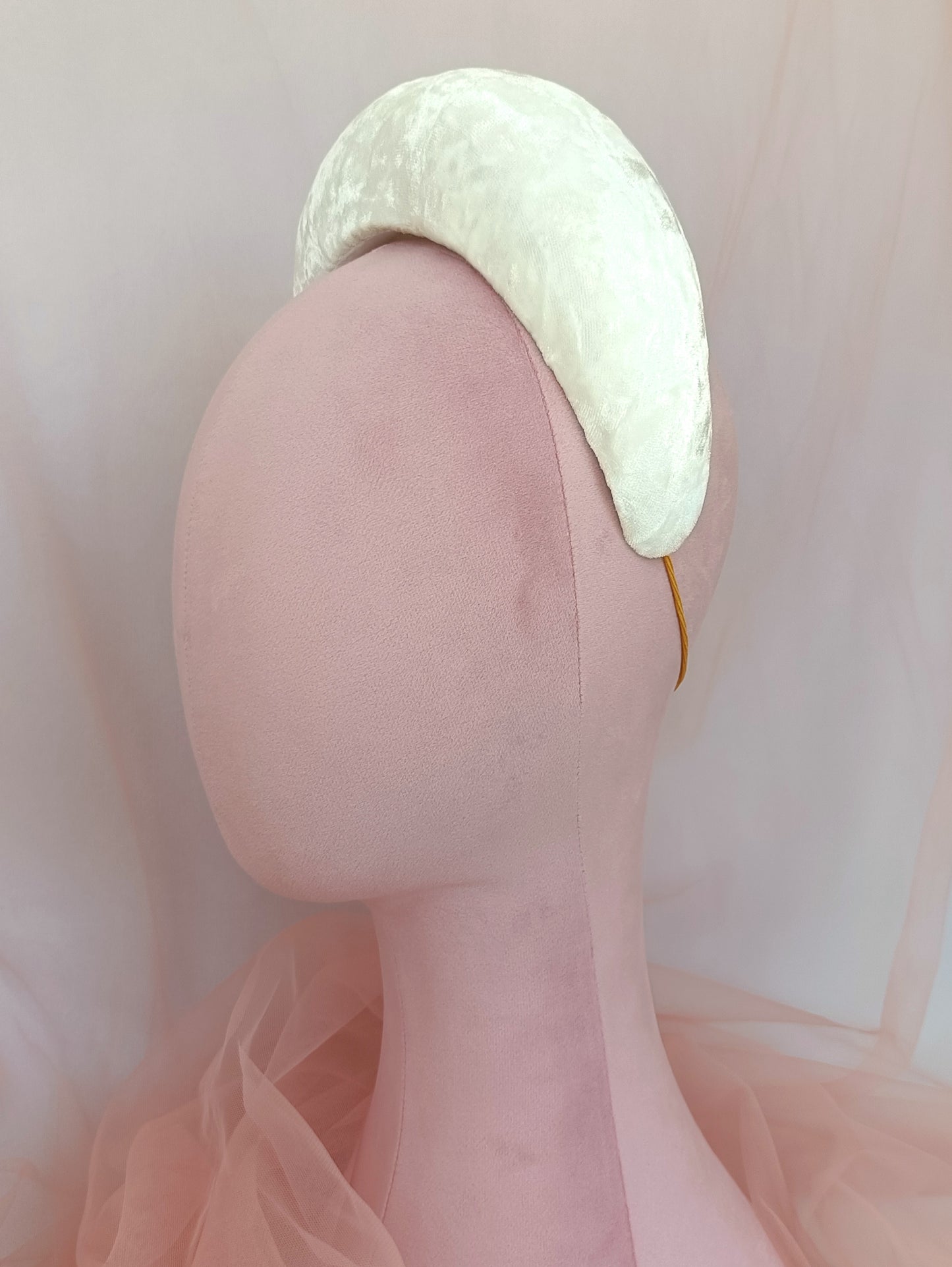 DIADEMA BLANCA CON VOLUMEN DE TERIOPELO PARA NOVIA.