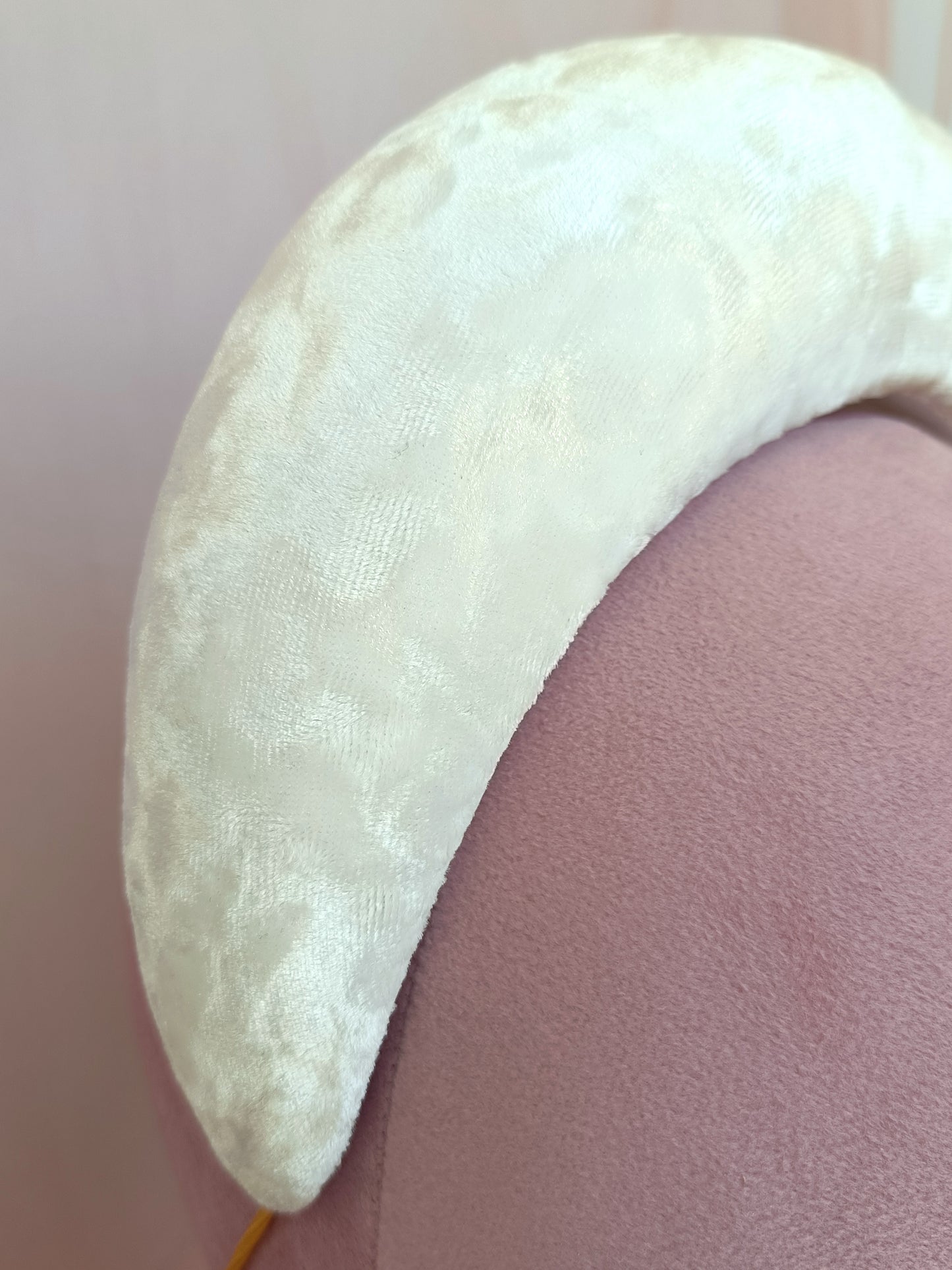 DIADEMA BLANCA CON VOLUMEN DE TERIOPELO PARA NOVIA.