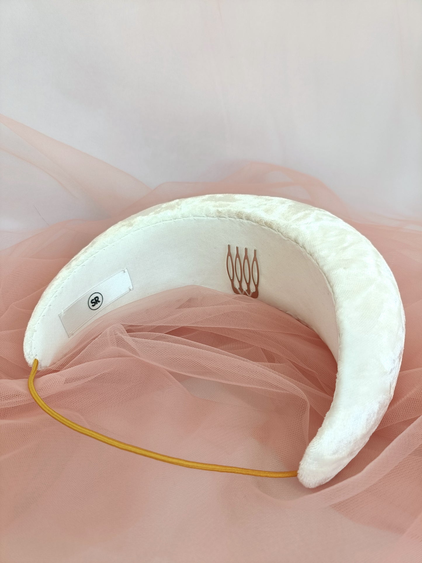 DIADEMA BLANCA CON VOLUMEN DE TERIOPELO PARA NOVIA.