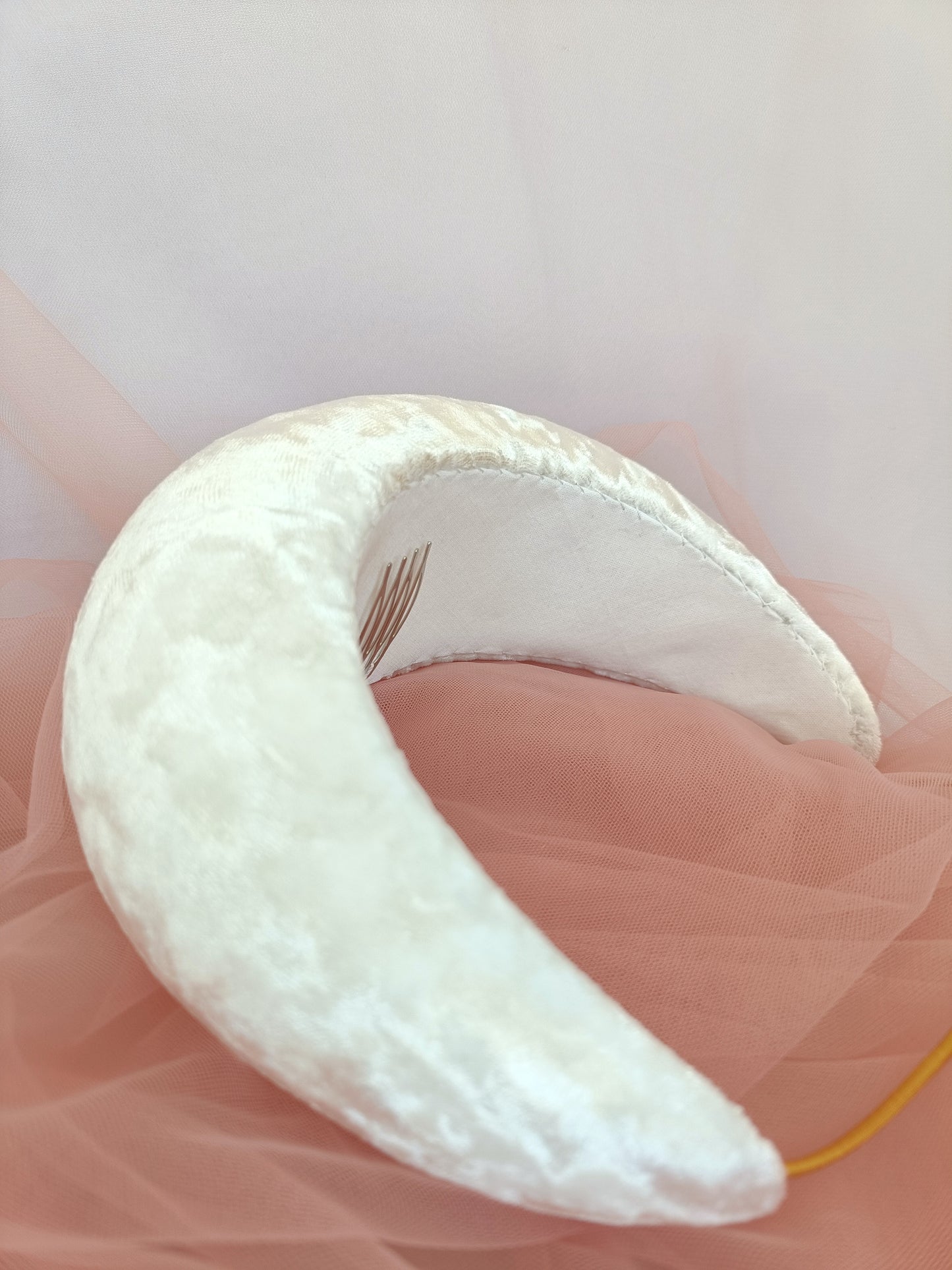 DIADEMA BLANCA CON VOLUMEN DE TERIOPELO PARA NOVIA.