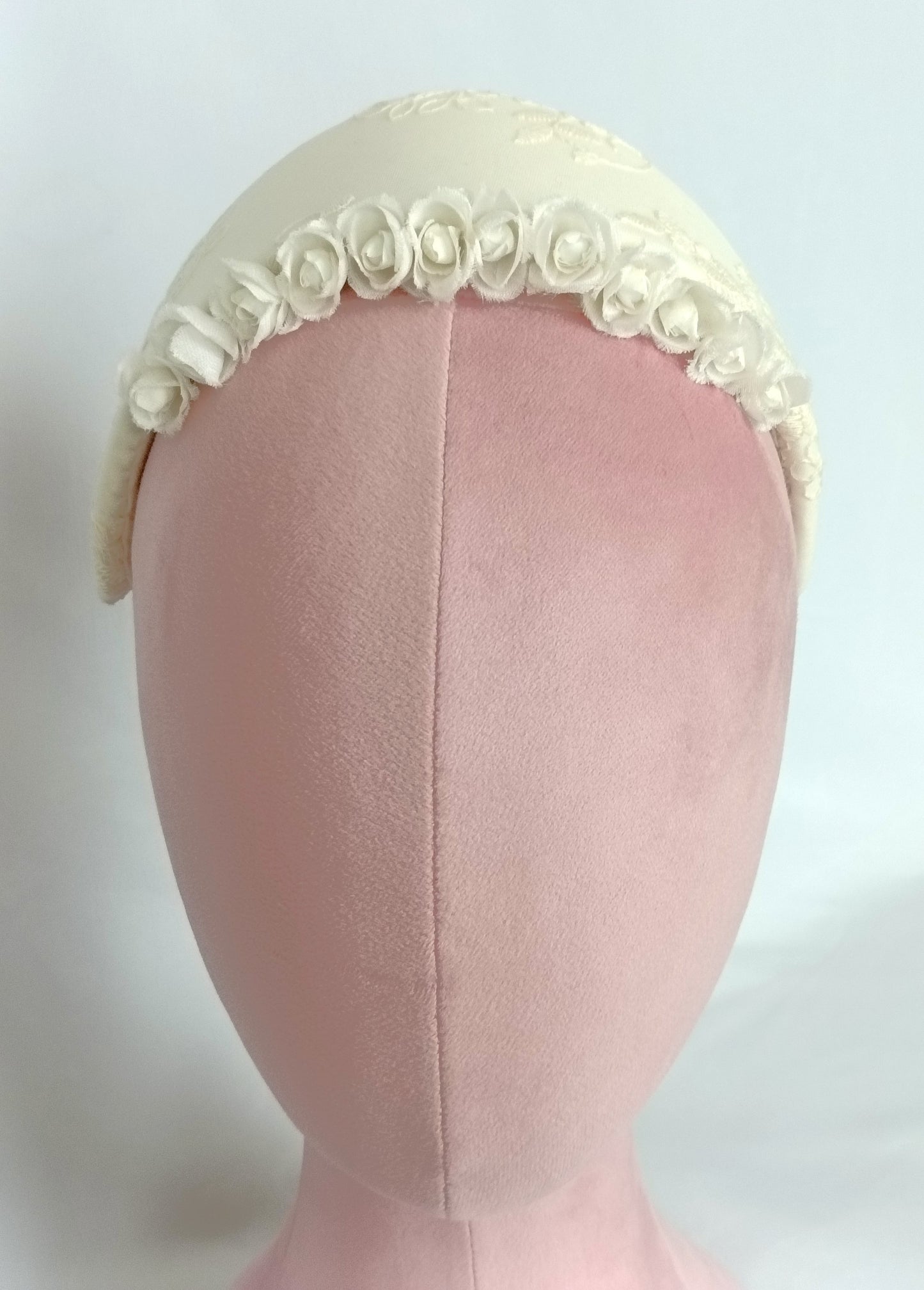 Tocado romántico de novia con rositas de seda y encaje.